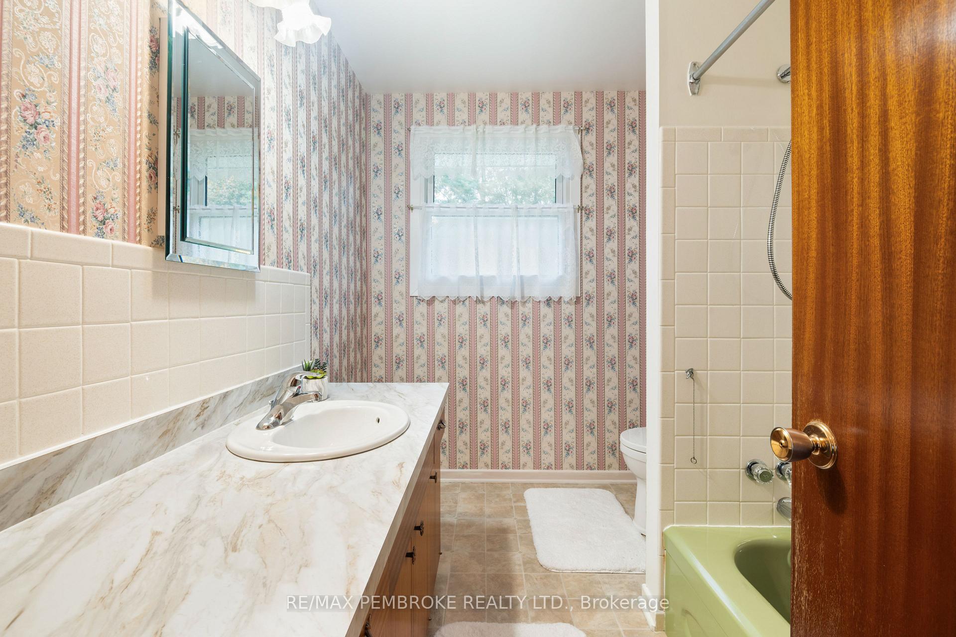 Photo 16 of 504 Wallace Street, Pembroke, Pembroke — HOMEH