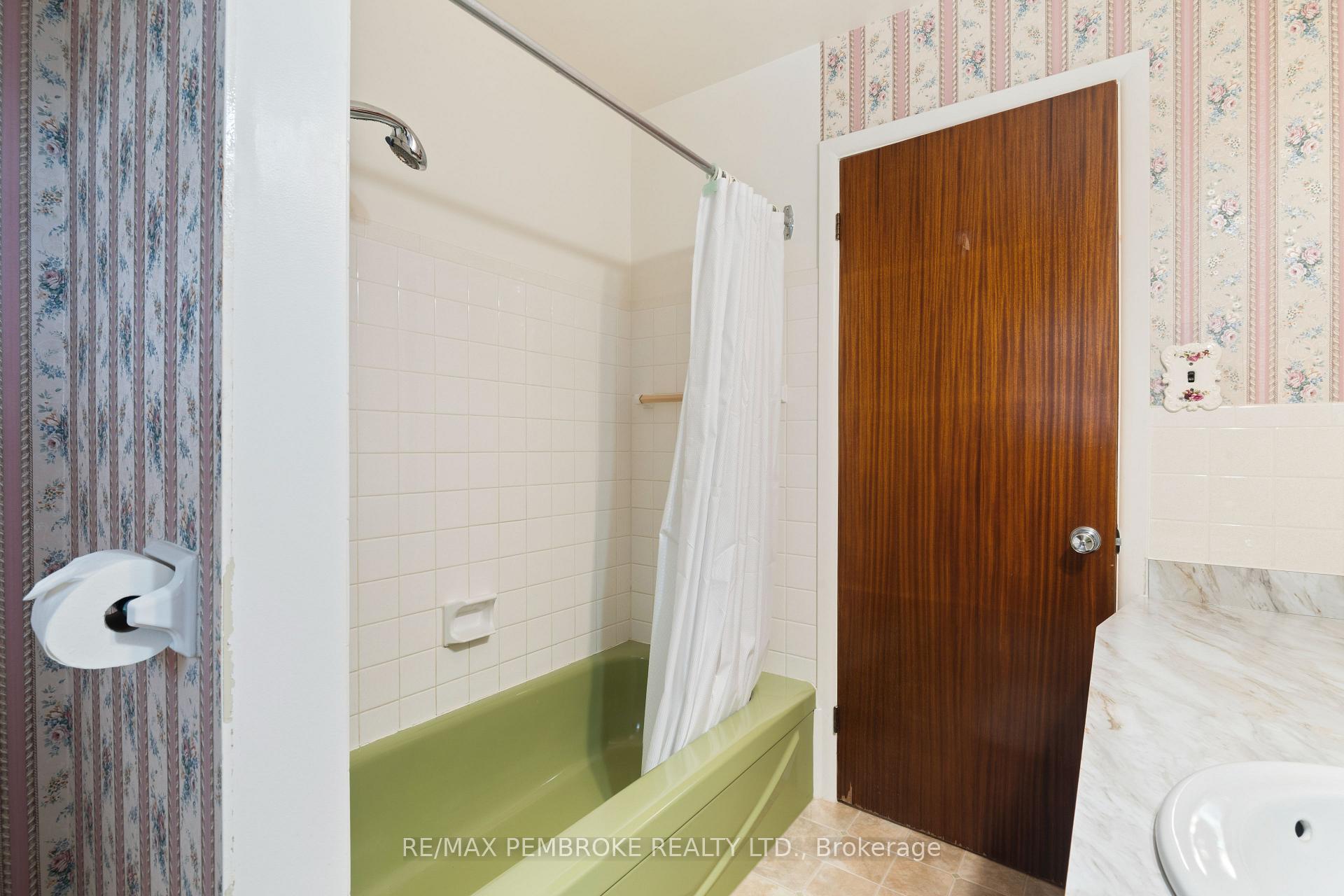 Photo 17 of 504 Wallace Street, Pembroke, Pembroke — HOMEH