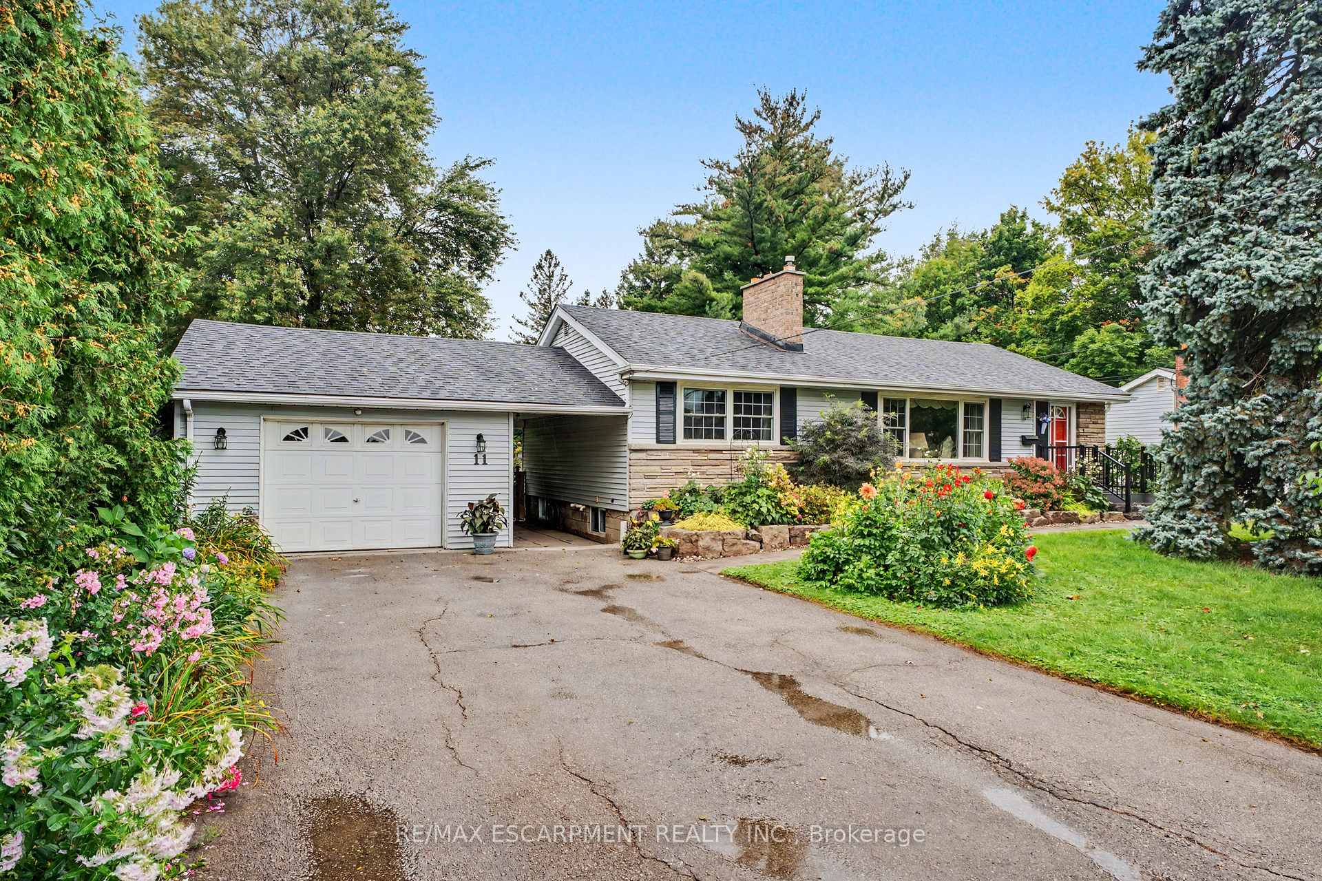 Photo 2 of 11 Miller Drive, Hamilton, Ancaster — HOMEH