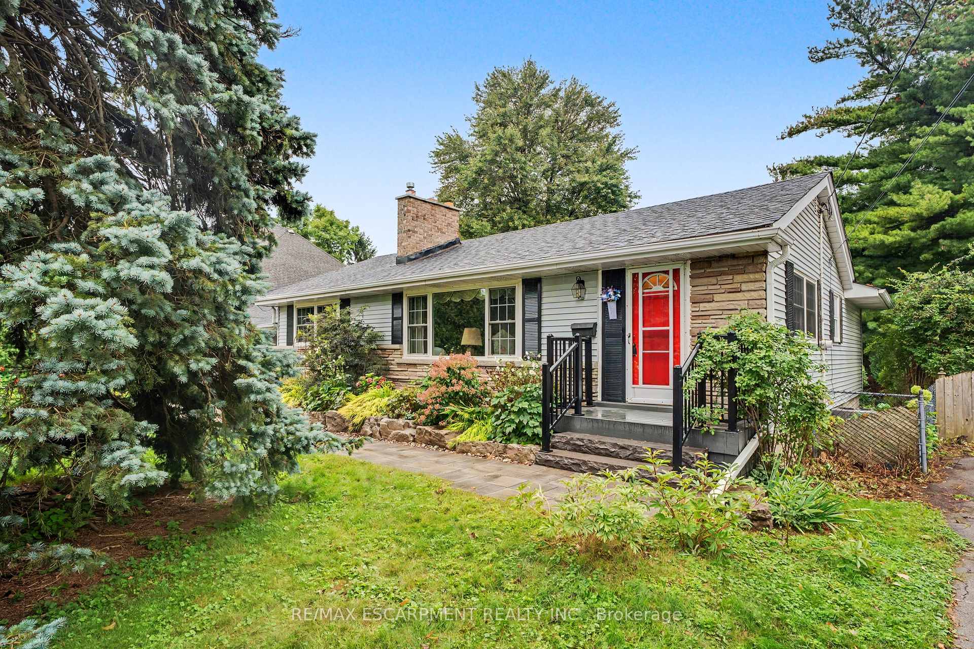 Photo 4 of 11 Miller Drive, Hamilton, Ancaster — HOMEH