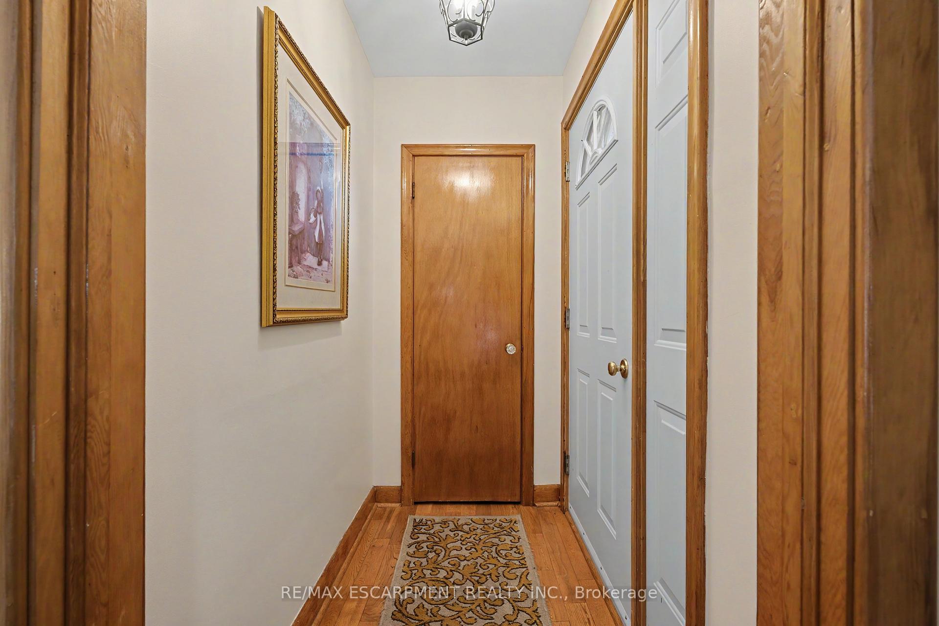Photo 5 of 11 Miller Drive, Hamilton, Ancaster — HOMEH