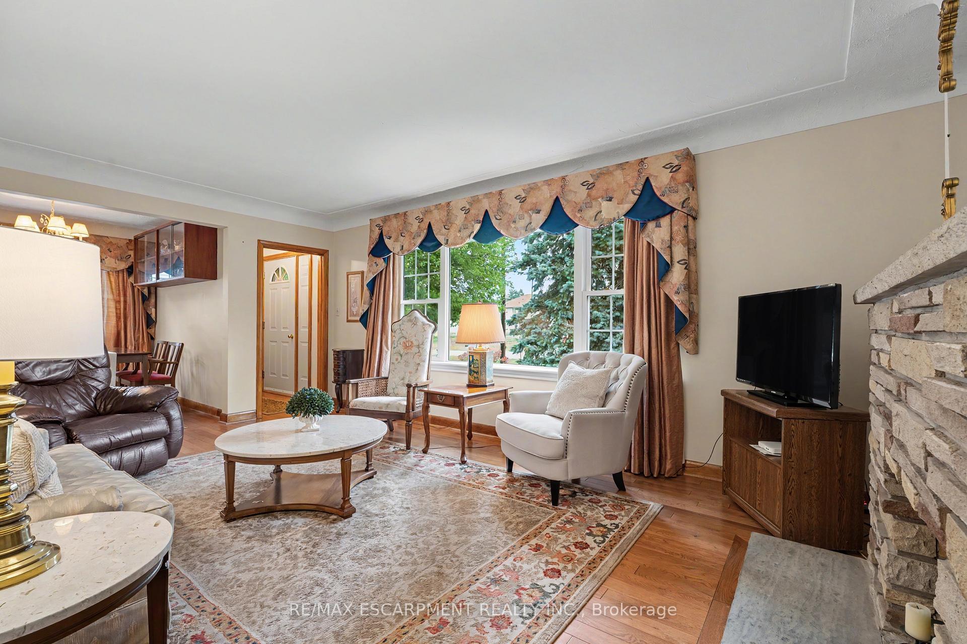 Photo 8 of 11 Miller Drive, Hamilton, Ancaster — HOMEH