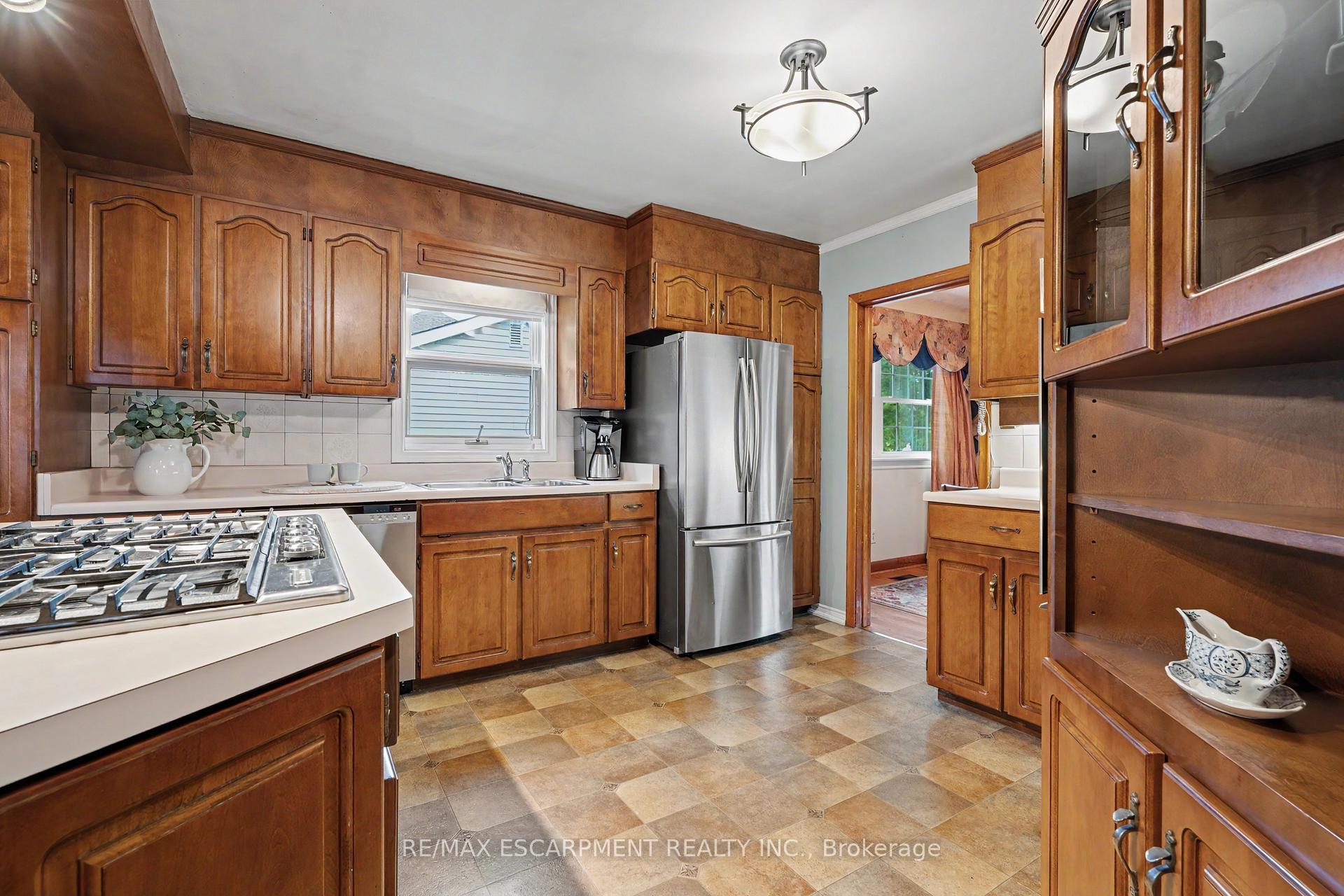 Photo 13 of 11 Miller Drive, Hamilton, Ancaster — HOMEH