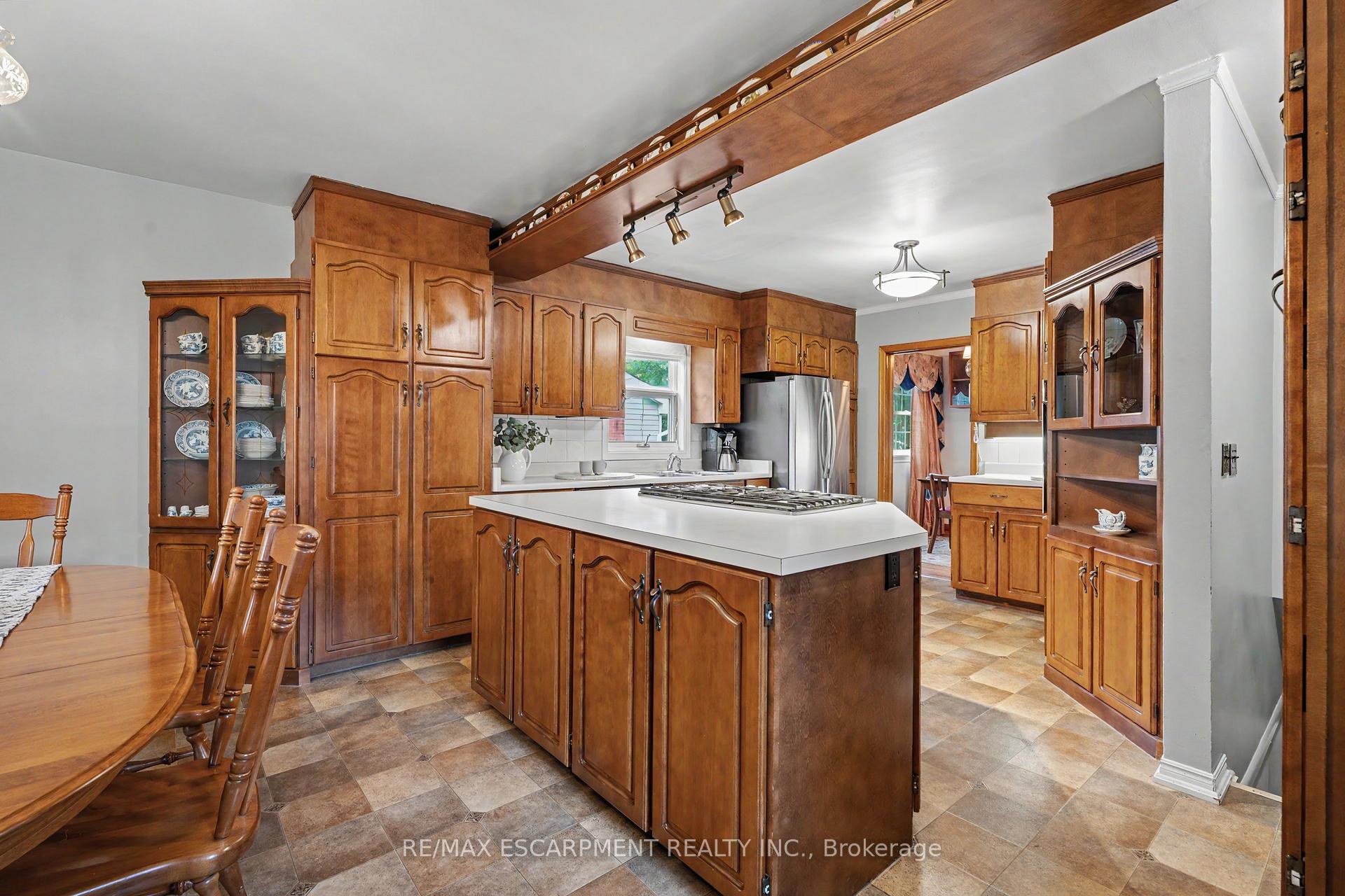 Photo 14 of 11 Miller Drive, Hamilton, Ancaster — HOMEH