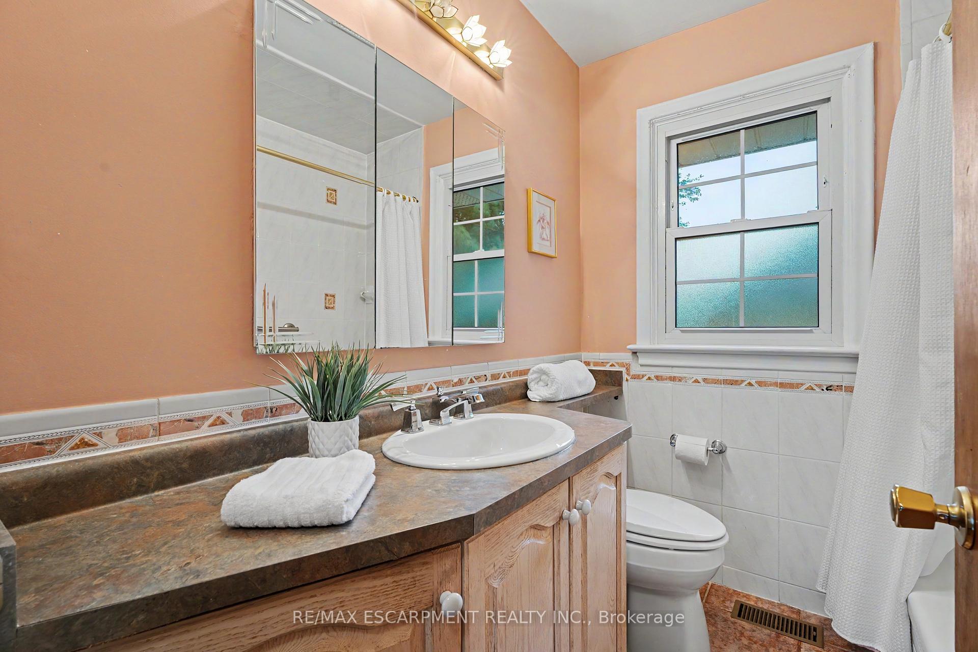 Photo 25 of 11 Miller Drive, Hamilton, Ancaster — HOMEH