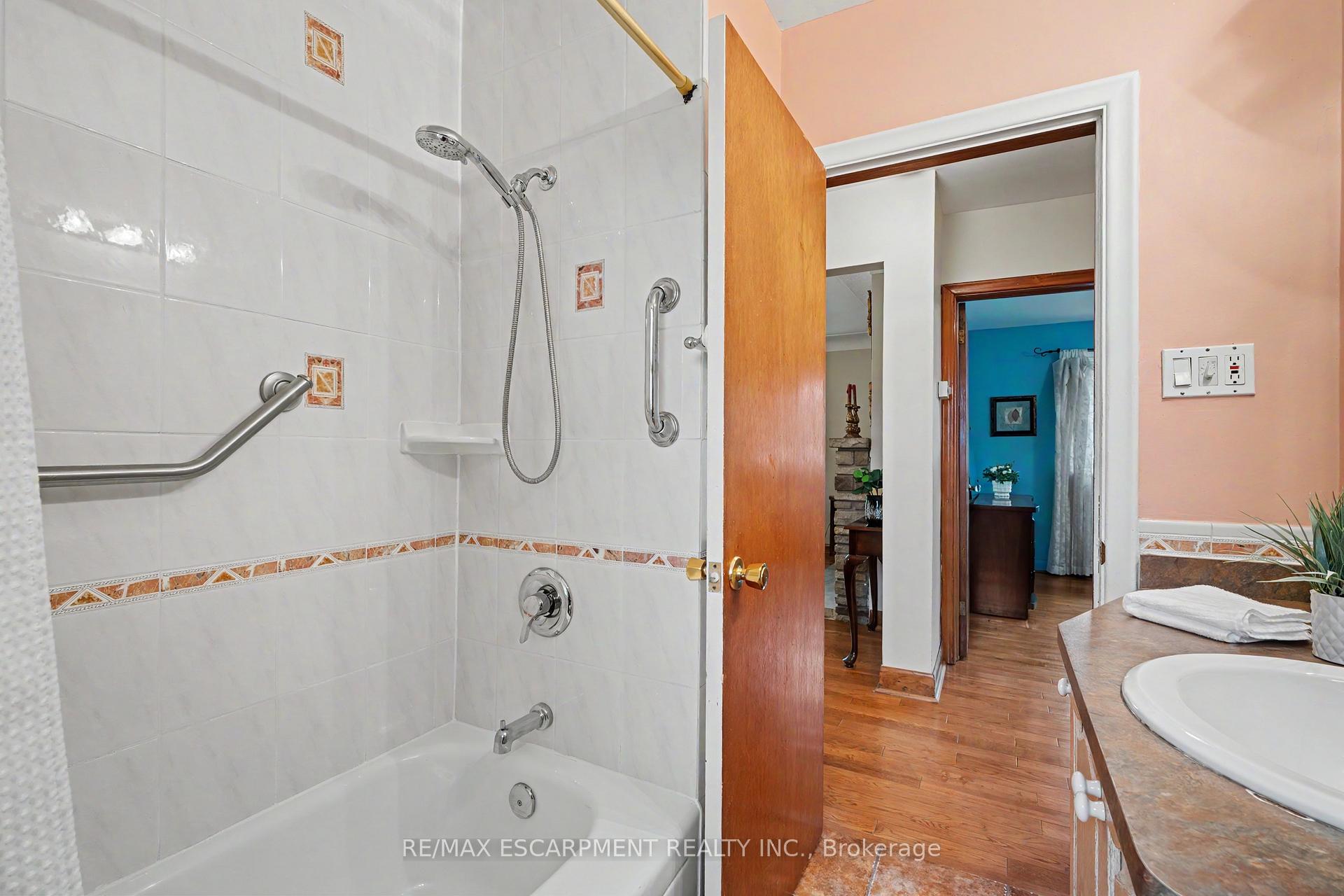 Photo 26 of 11 Miller Drive, Hamilton, Ancaster — HOMEH