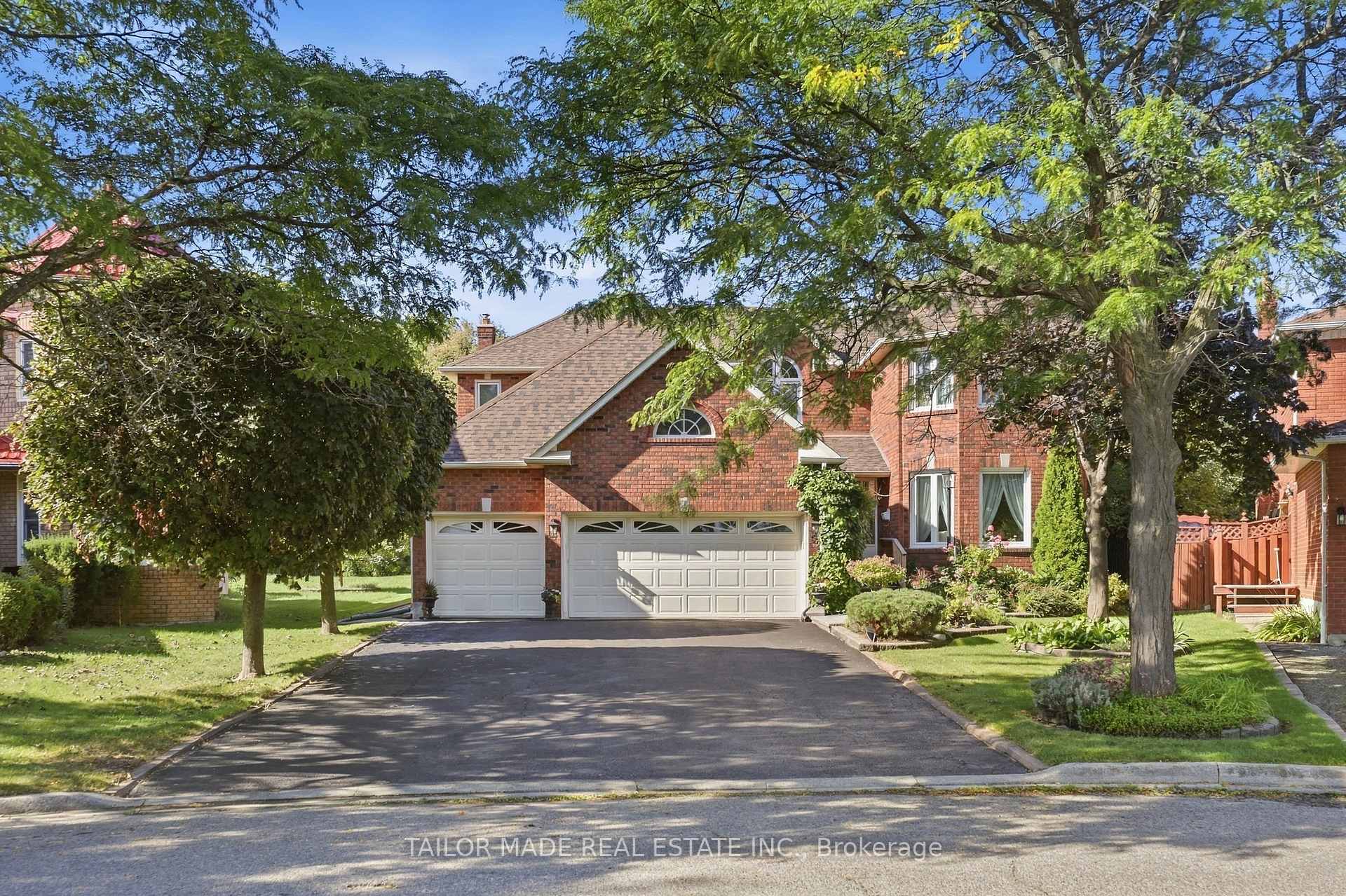 Photo 2 of 52 Casper Crescent, Brampton, Fletcher's Creek South — HOMEH