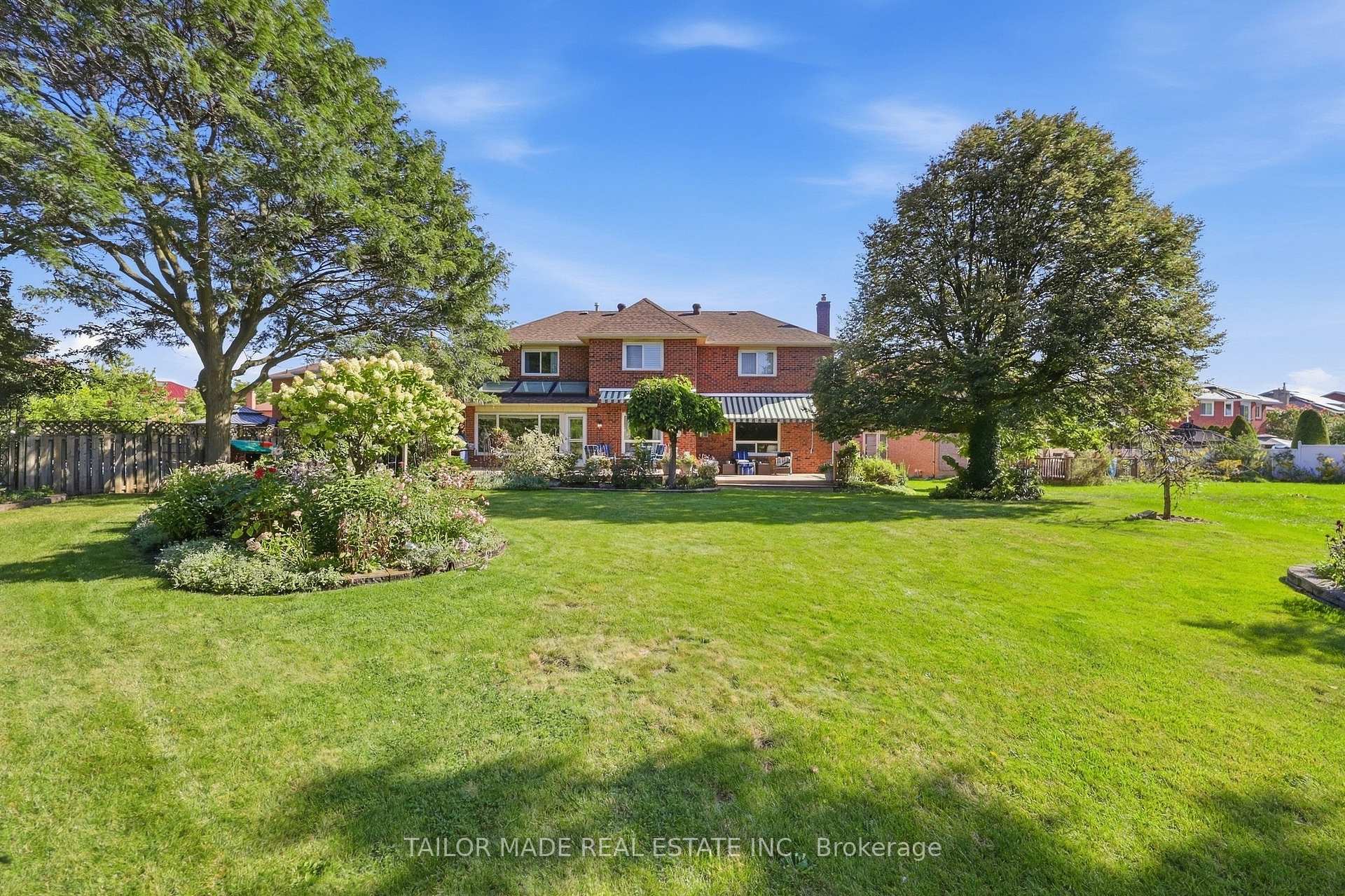 Photo 5 of 52 Casper Crescent, Brampton, Fletcher's Creek South — HOMEH