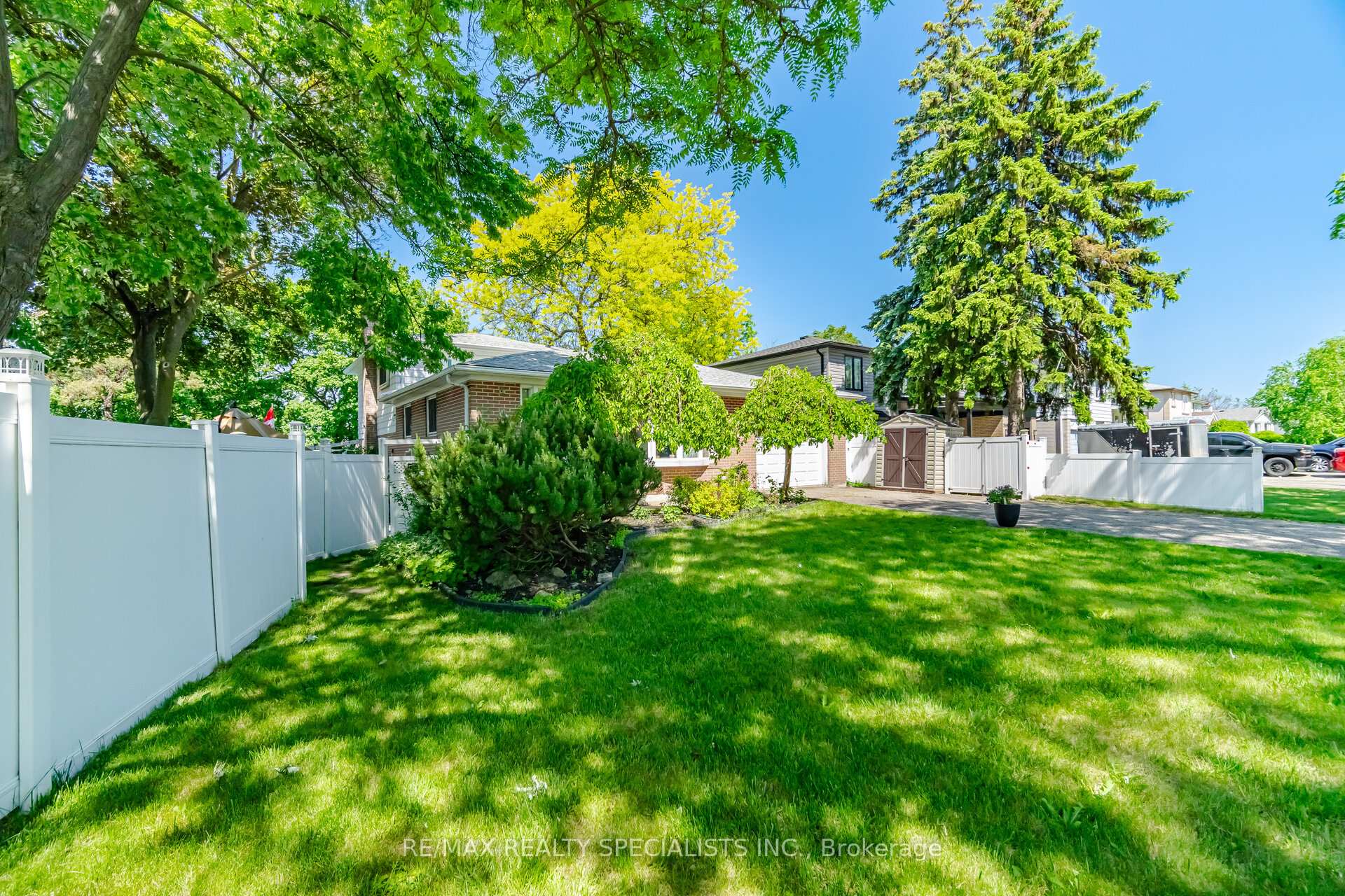 Photo 3 of 3673 Fieldgate Drive, Mississauga, Applewood — HOMEH