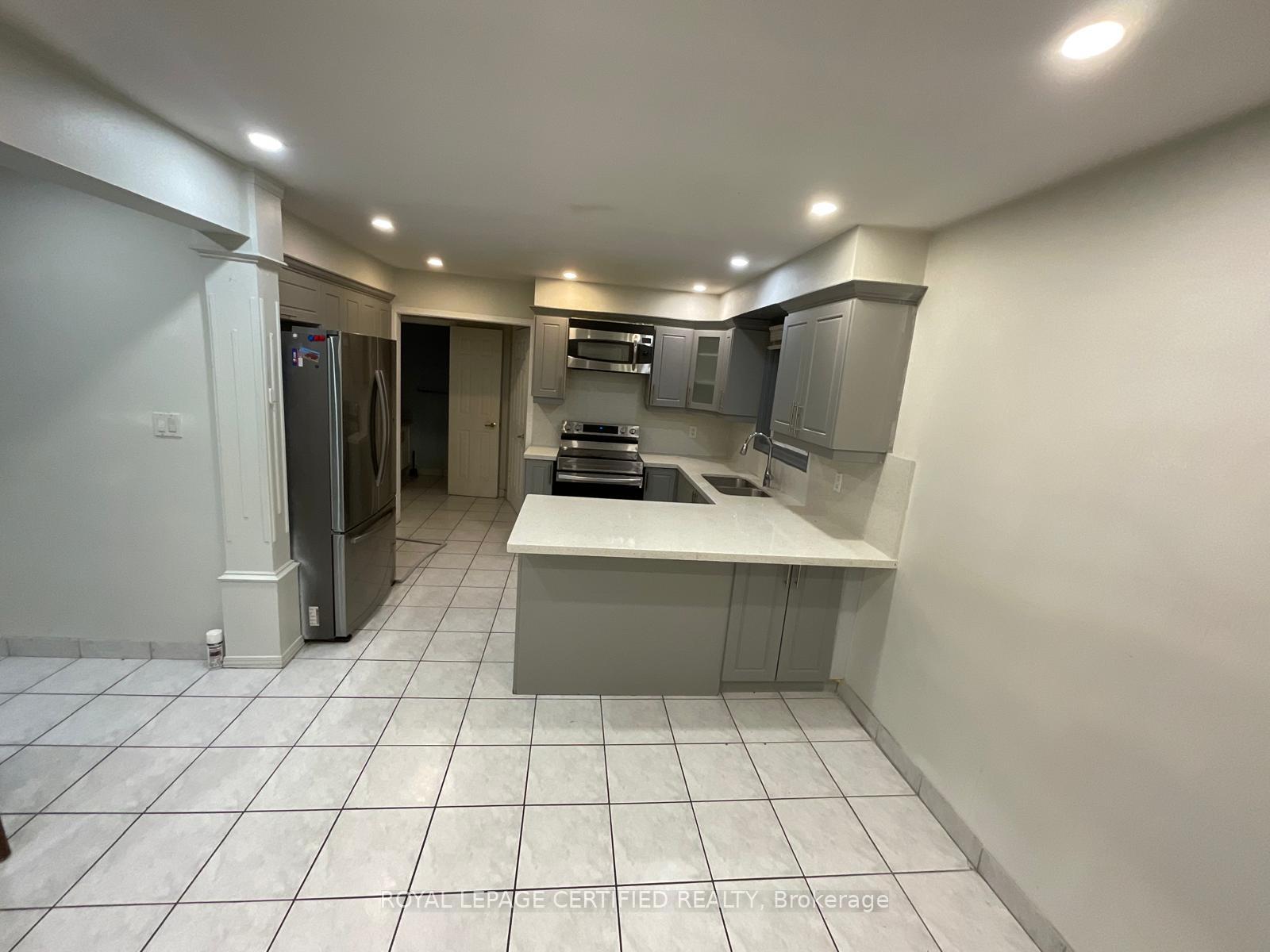 Photo 2 of Unit Upper, 211 Macedonia Crescent, Mississauga, Fairview — HOMEH