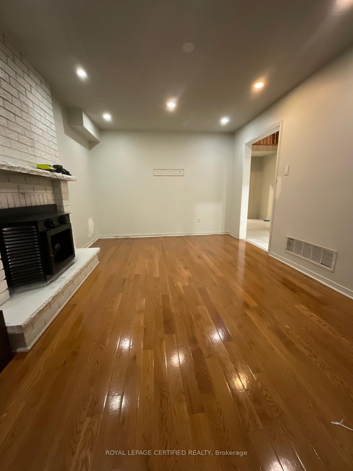 Photo 7 of Unit Upper, 211 Macedonia Crescent, Mississauga, Fairview — HOMEH