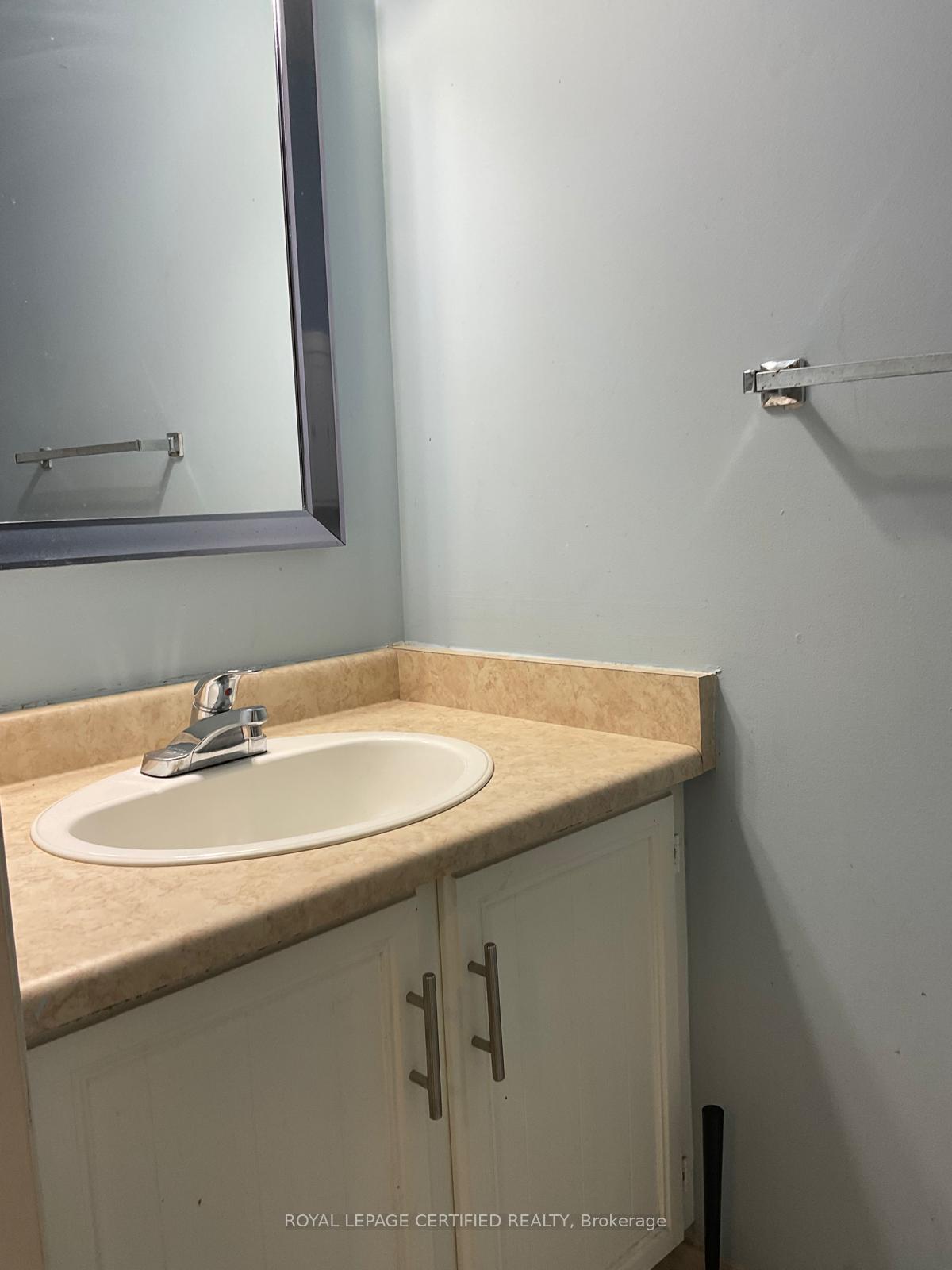 Photo 8 of Unit Upper, 211 Macedonia Crescent, Mississauga, Fairview — HOMEH