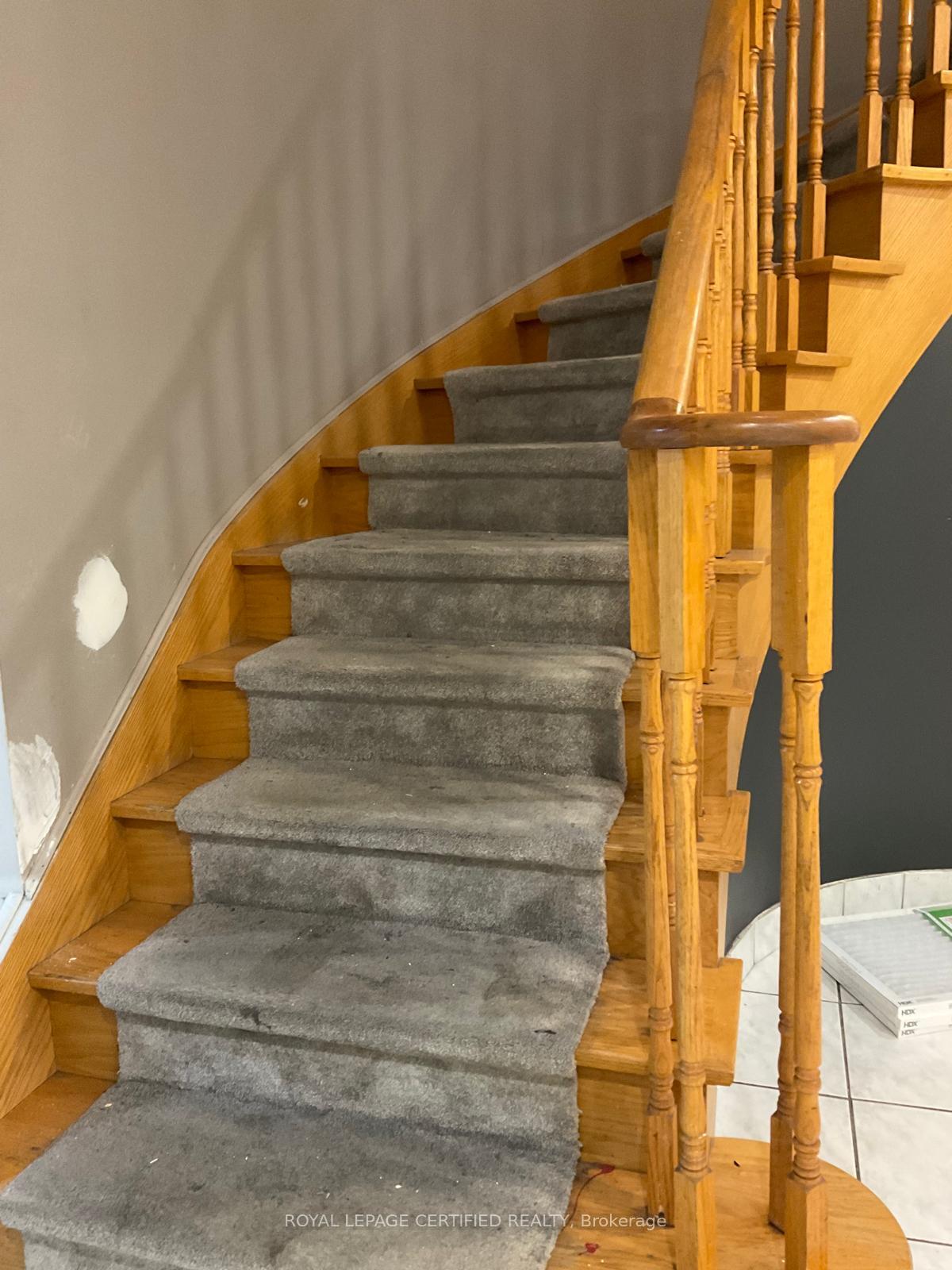 Photo 10 of Unit Upper, 211 Macedonia Crescent, Mississauga, Fairview — HOMEH