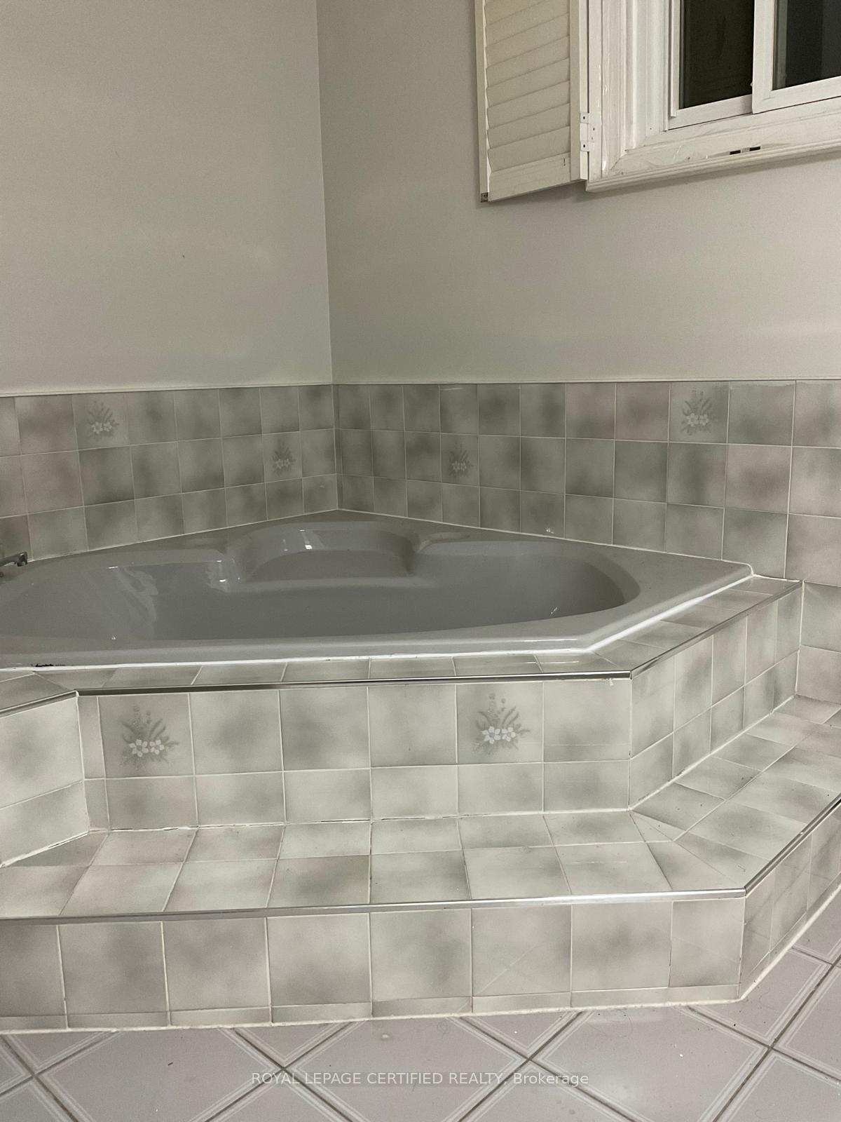 Photo 24 of Unit Upper, 211 Macedonia Crescent, Mississauga, Fairview — HOMEH