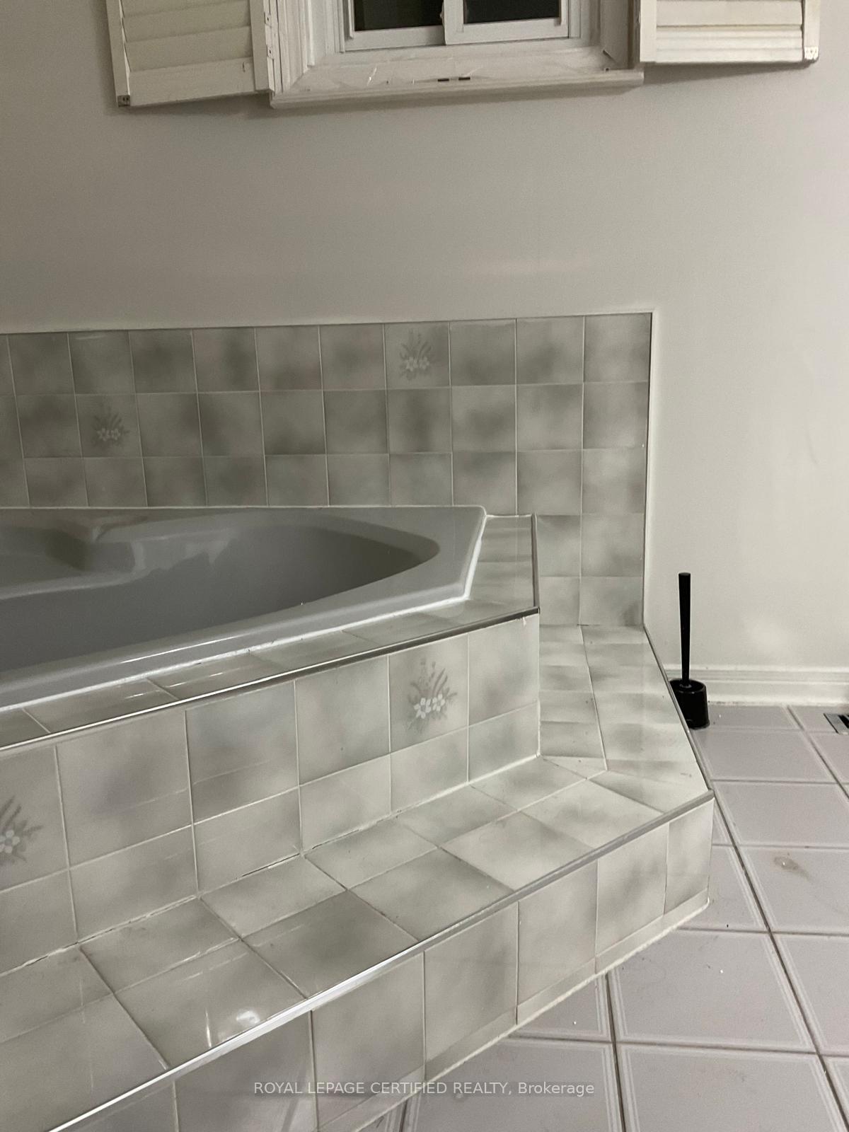 Photo 27 of Unit Upper, 211 Macedonia Crescent, Mississauga, Fairview — HOMEH