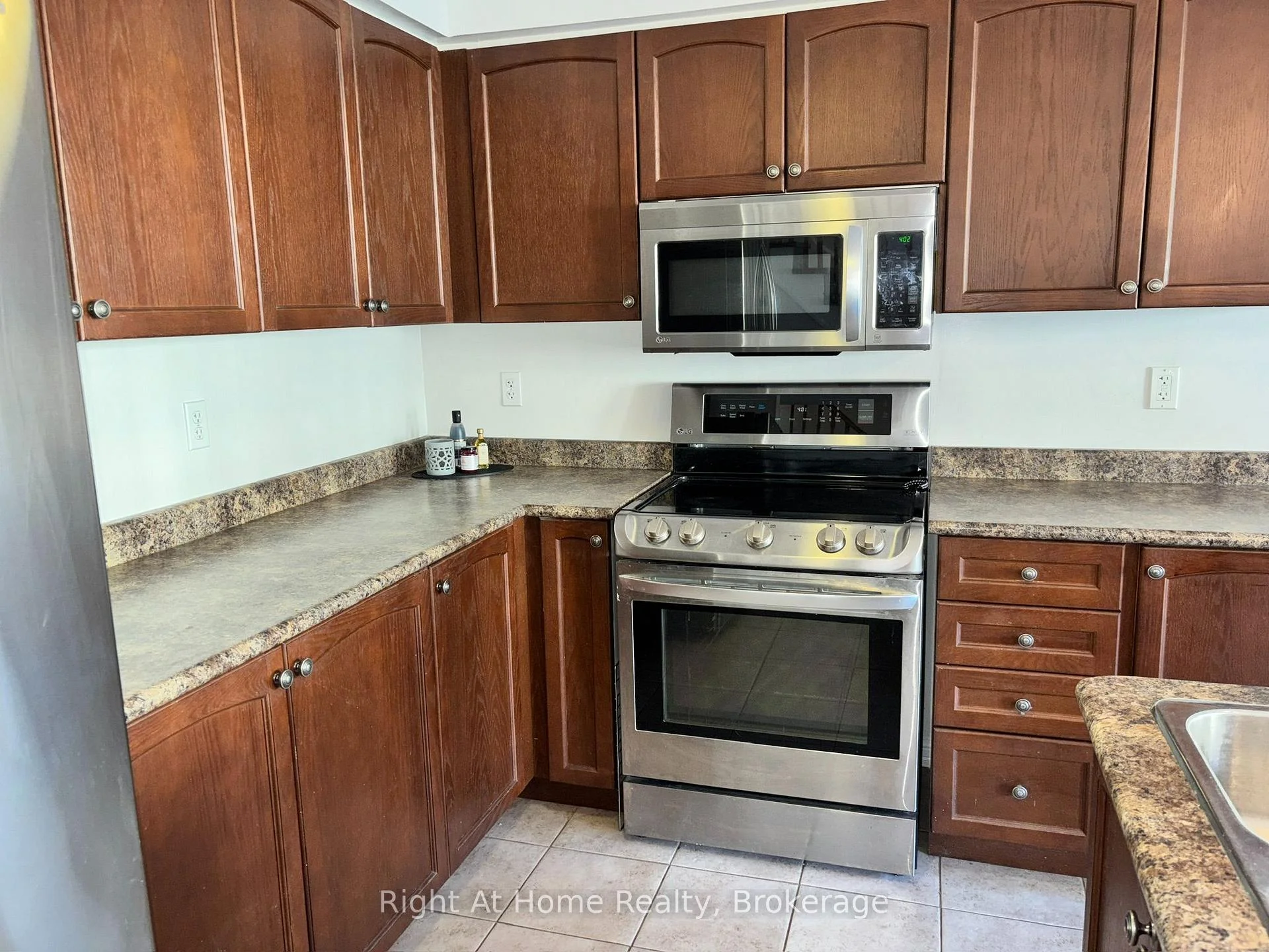 Photo 23 of Unit 19, 23 Connell Lane, Clarington, Bowmanville — HOMEH