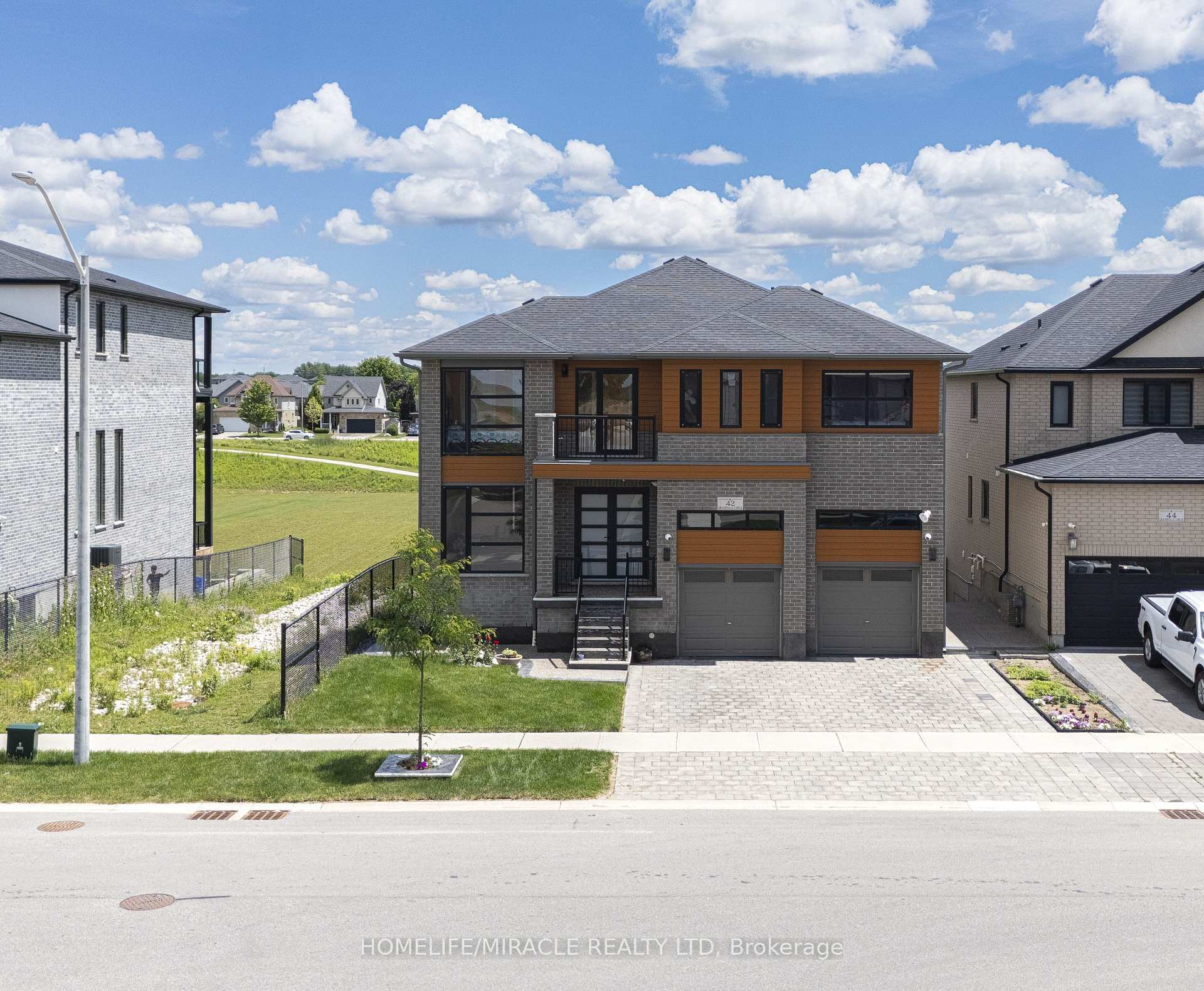 Photo 2 of 42 Grandville Circle, Brant, Paris — HOMEH