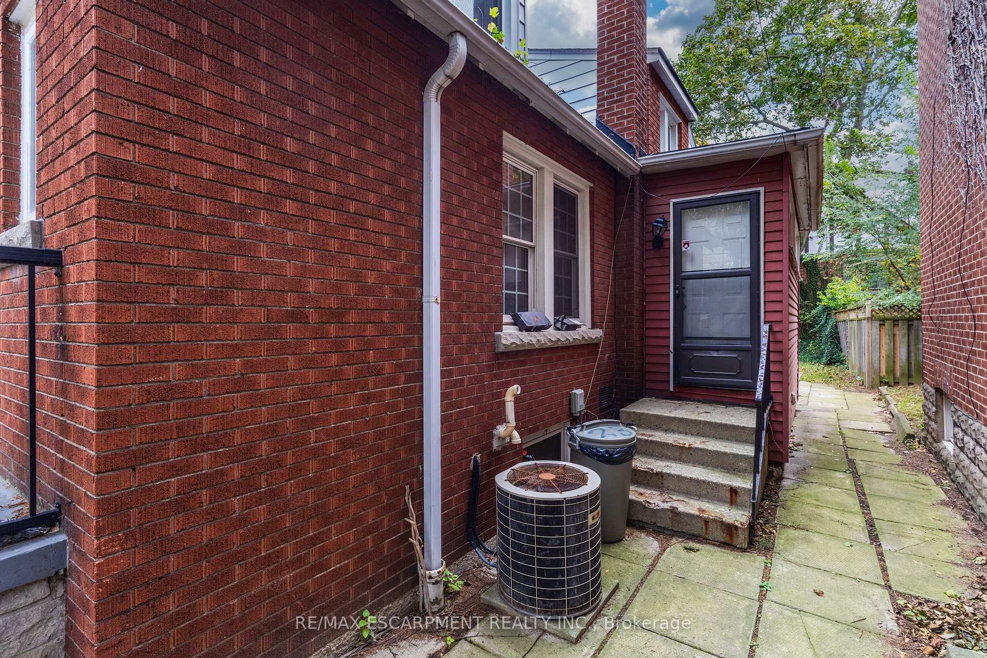 Photo 33 of 23 Forsyth Avenue S, Hamilton, Westdale — HOMEH