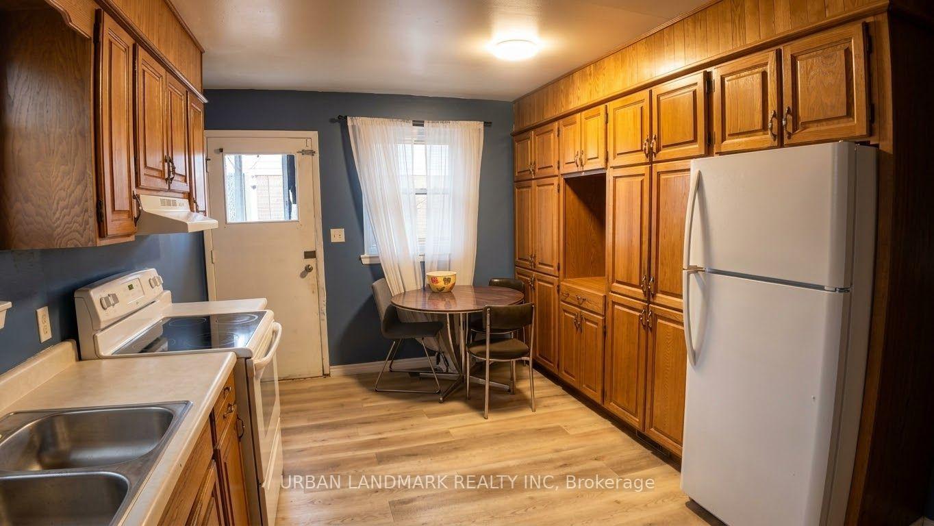 Photo 3 of 329 Durham Court, Oshawa, Vanier — HOMEH