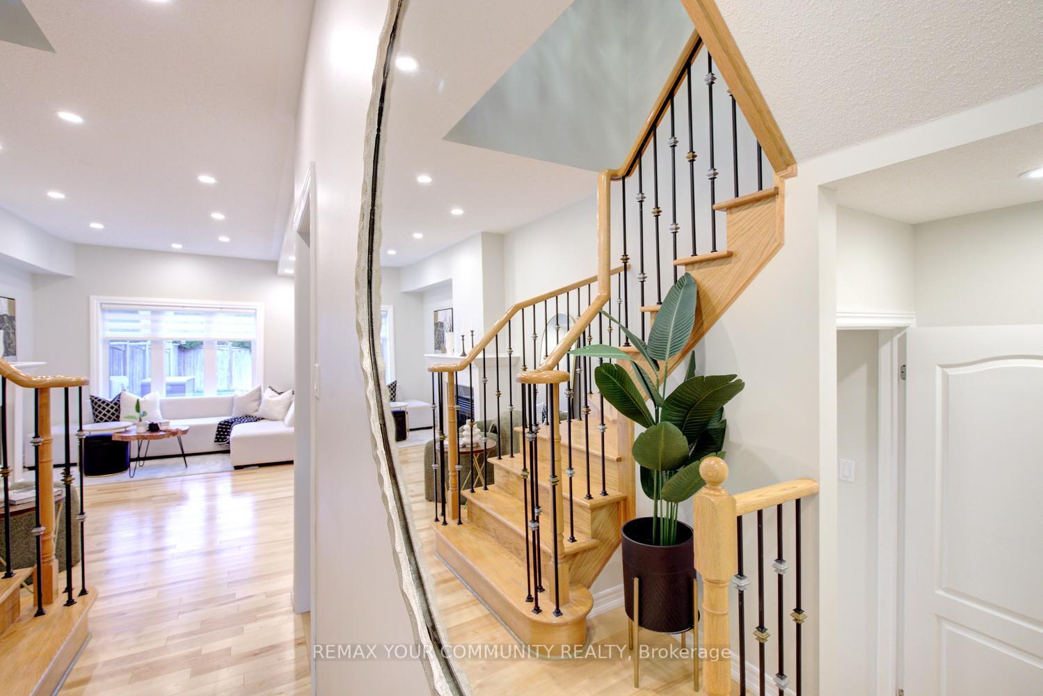 Photo 2 of 186 Lauderdale Drive, Vaughan, Patterson — HOMEH