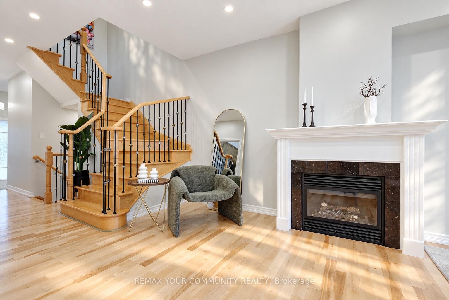 Photo 4 of 186 Lauderdale Drive, Vaughan, Patterson — HOMEH