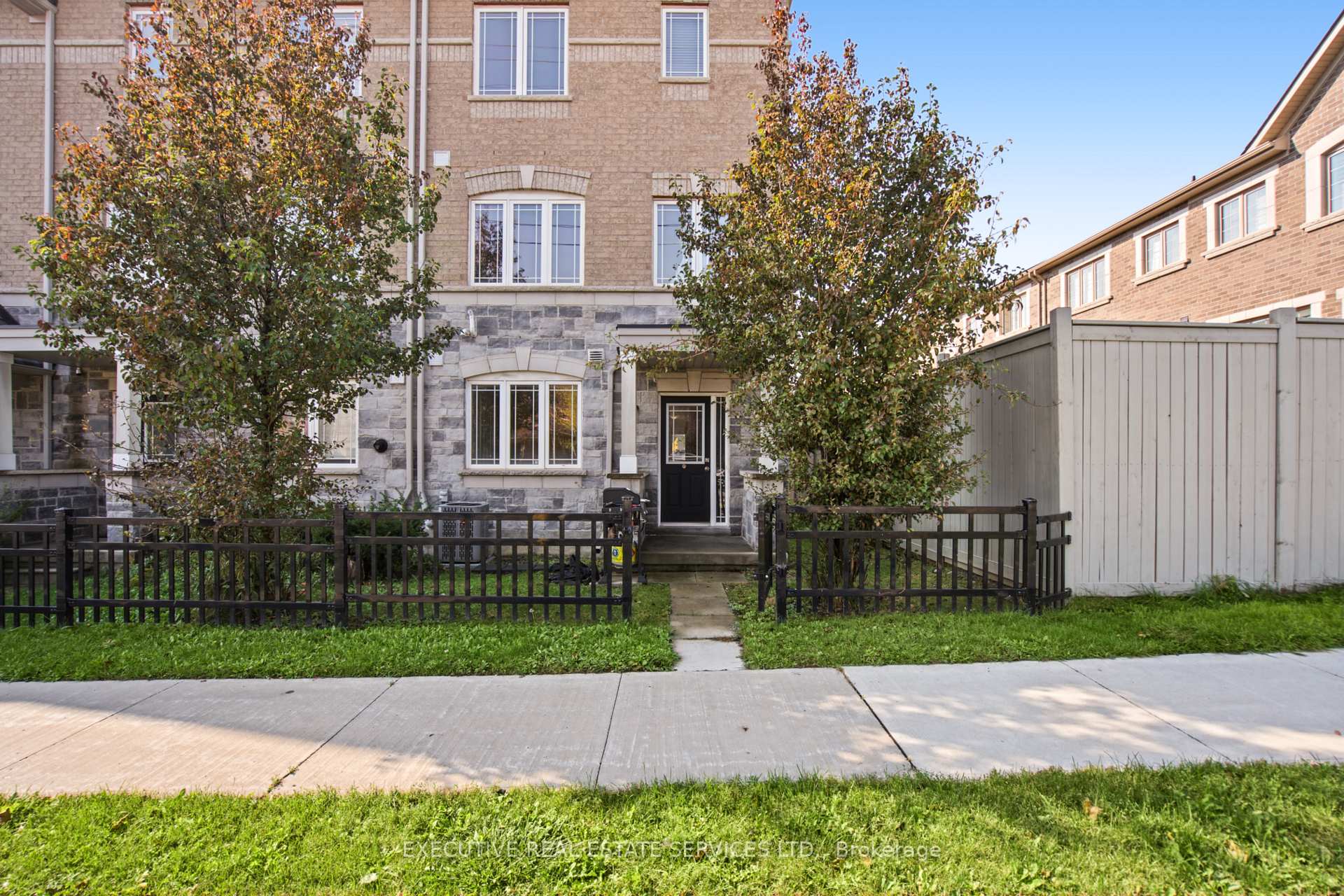 Photo 8 of 20 Waterstone Way, Whitby, Williamsburg — HOMEH