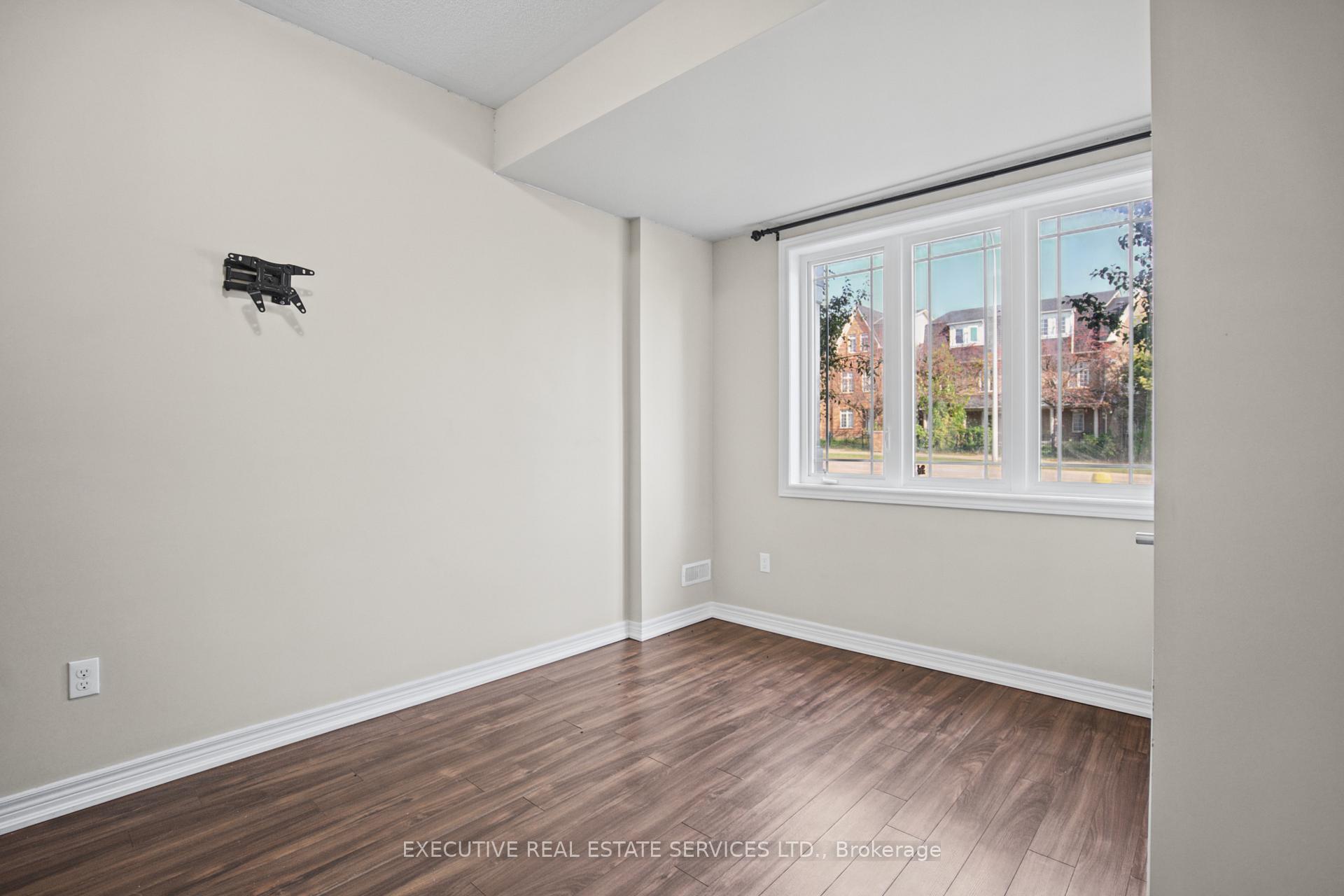 Photo 14 of 20 Waterstone Way, Whitby, Williamsburg — HOMEH