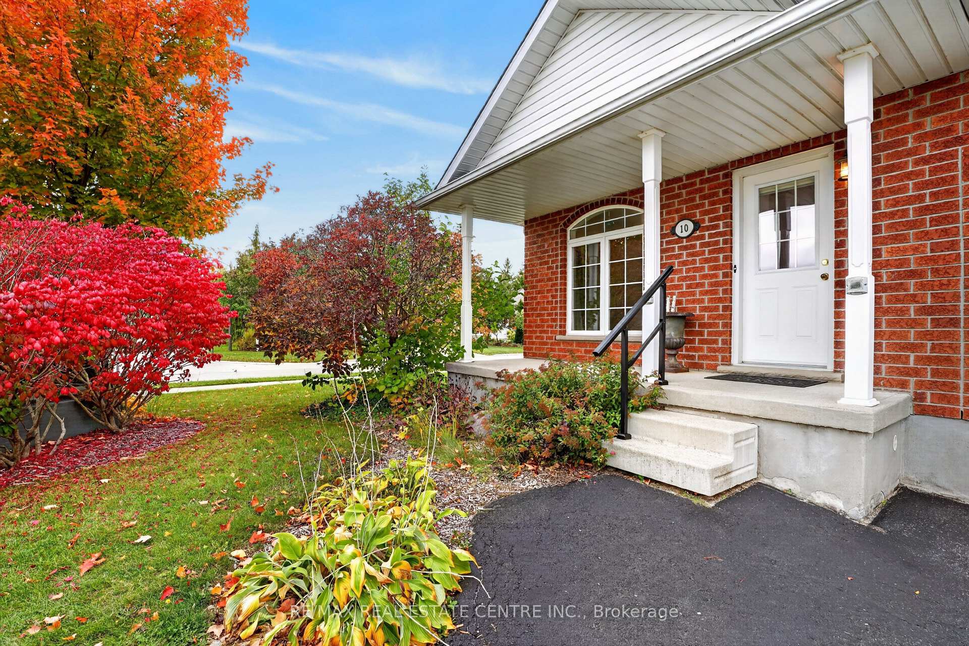 Photo 3 of 10 Pattison Place, Centre Wellington, Fergus — HOMEH