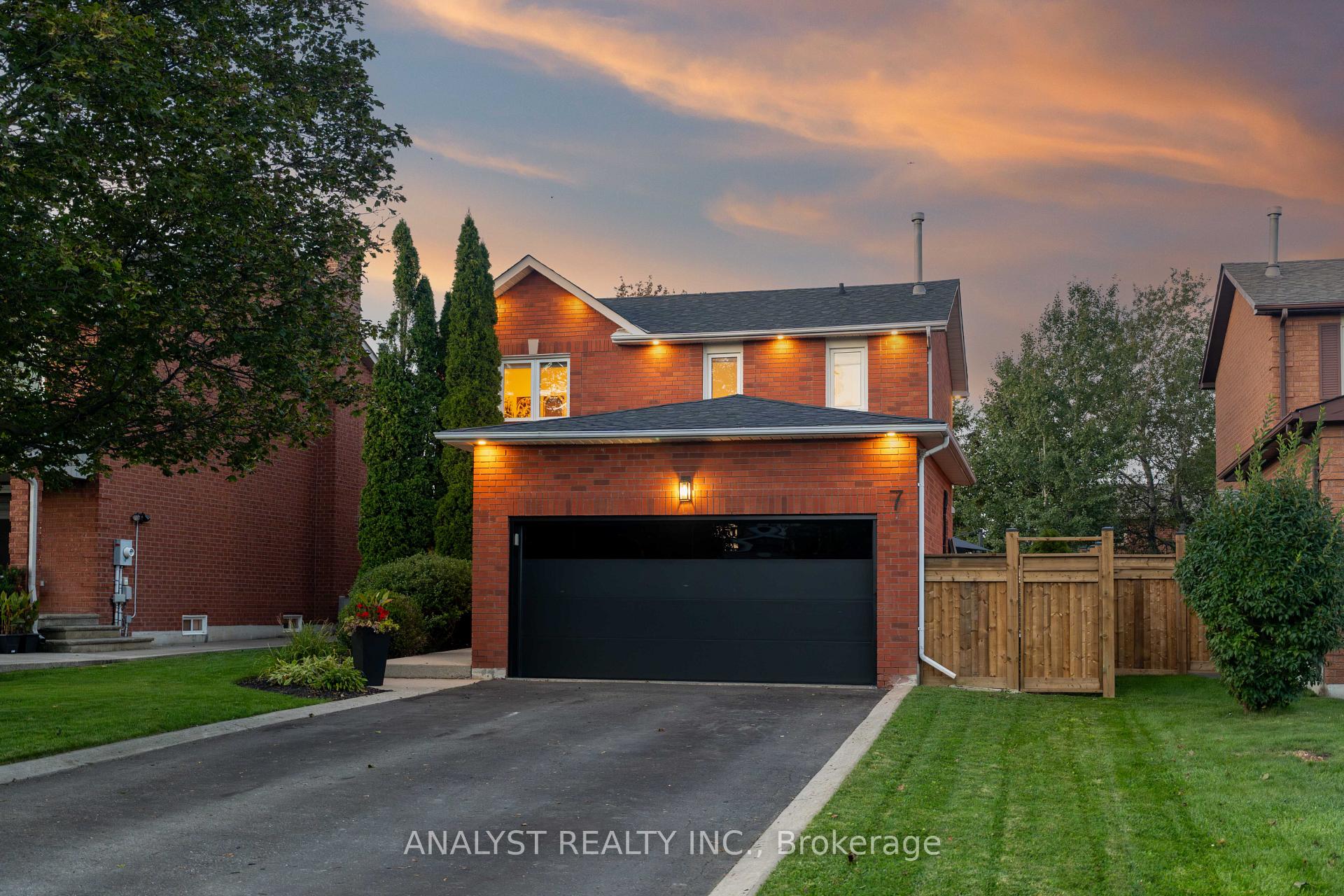 Photo 1 of 7 Compton Court, Caledon, Bolton East — HOMEH