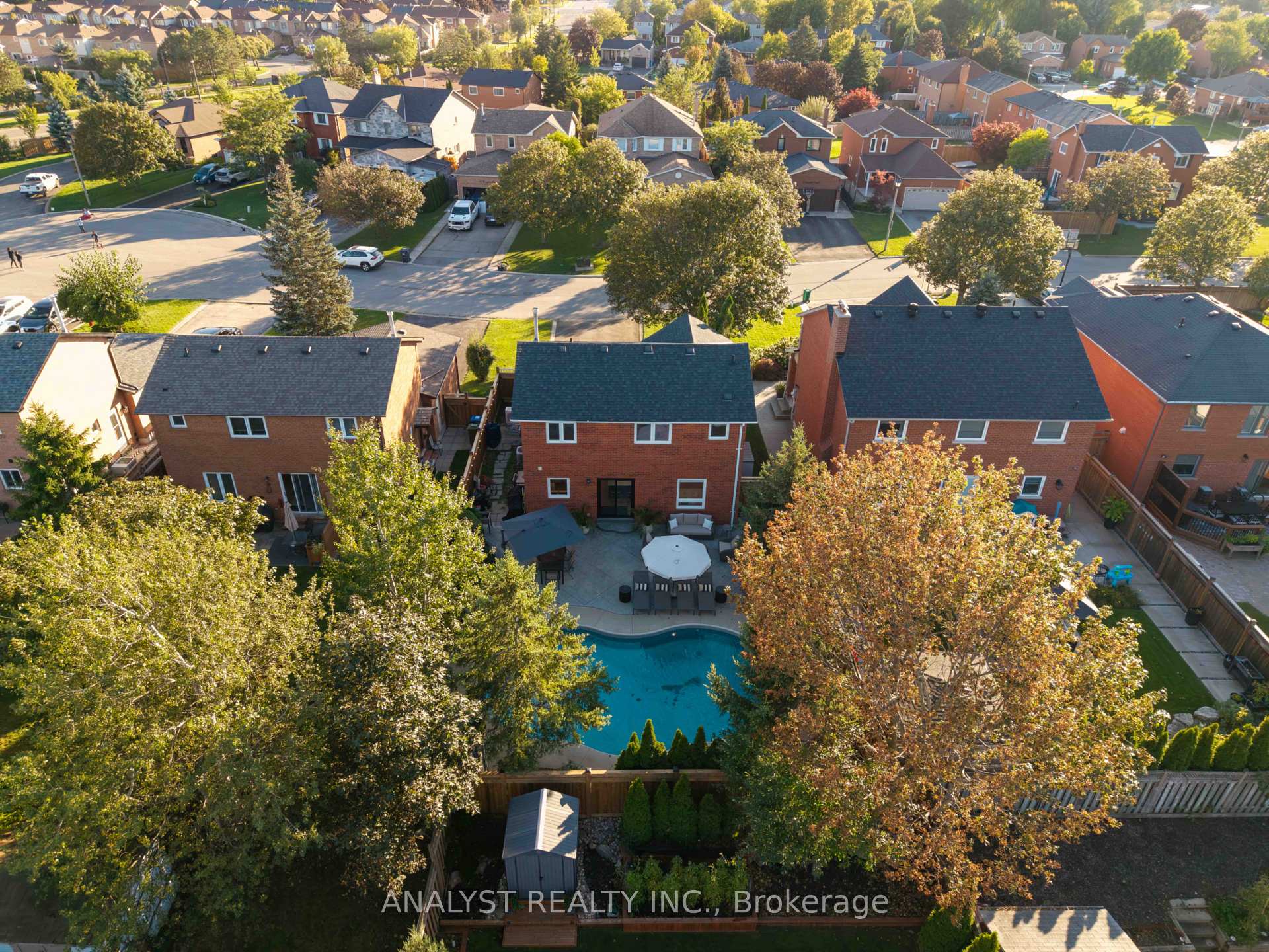 Photo 2 of 7 Compton Court, Caledon, Bolton East — HOMEH