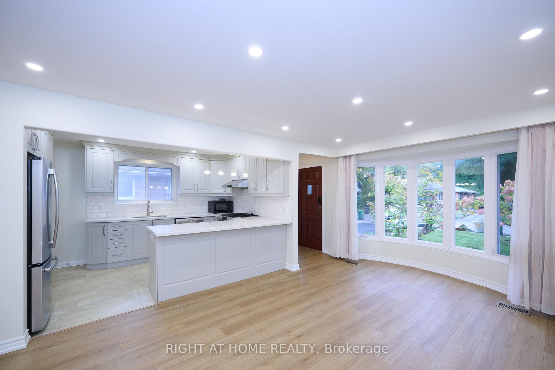 Photo 4 of 314 Dudley Avenue, North York, Willowdale East — HOMEH