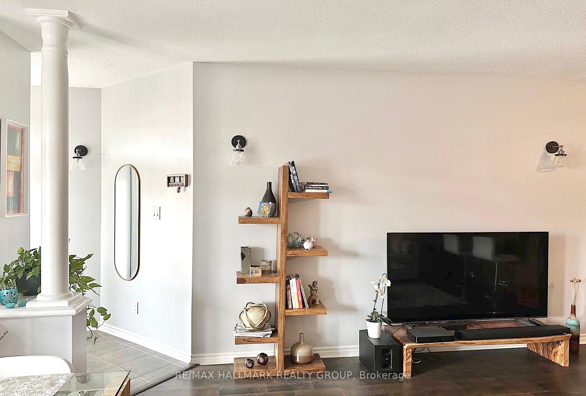 Photo 5 of 127 Eye Bright Crescent, Ottawa, Riverside South/Gloucester Glen — HOMEH