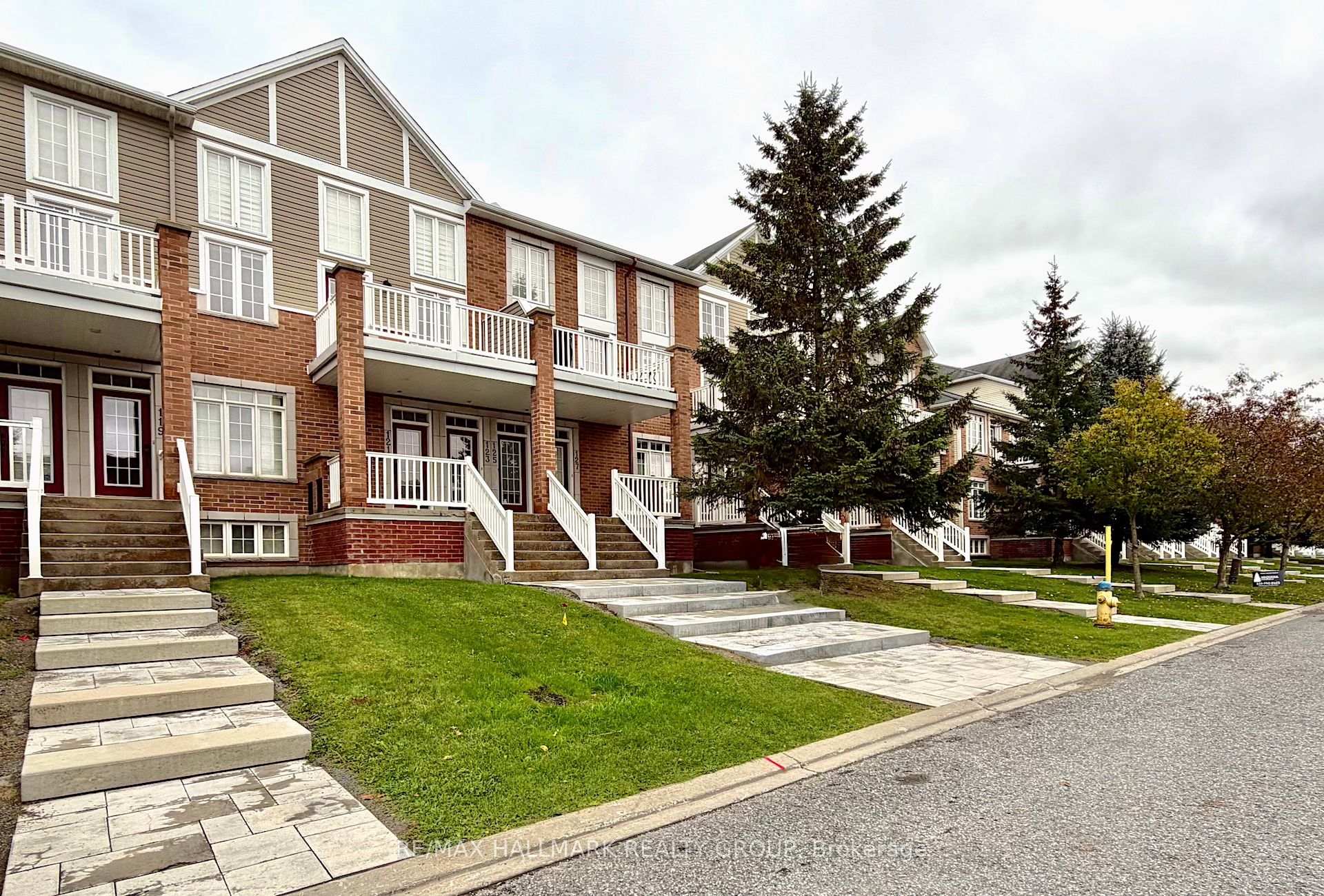 Photo 11 of 127 Eye Bright Crescent, Ottawa, Riverside South/Gloucester Glen — HOMEH