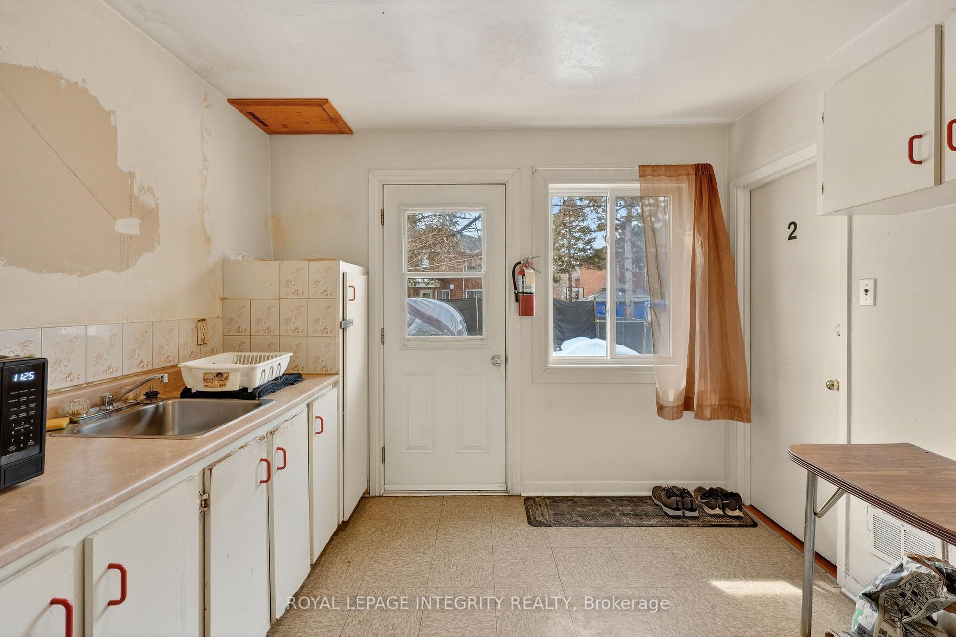 Photo 2 of 324 Queen Mary Street, Ottawa, Overbrook/Castle Heights — HOMEH