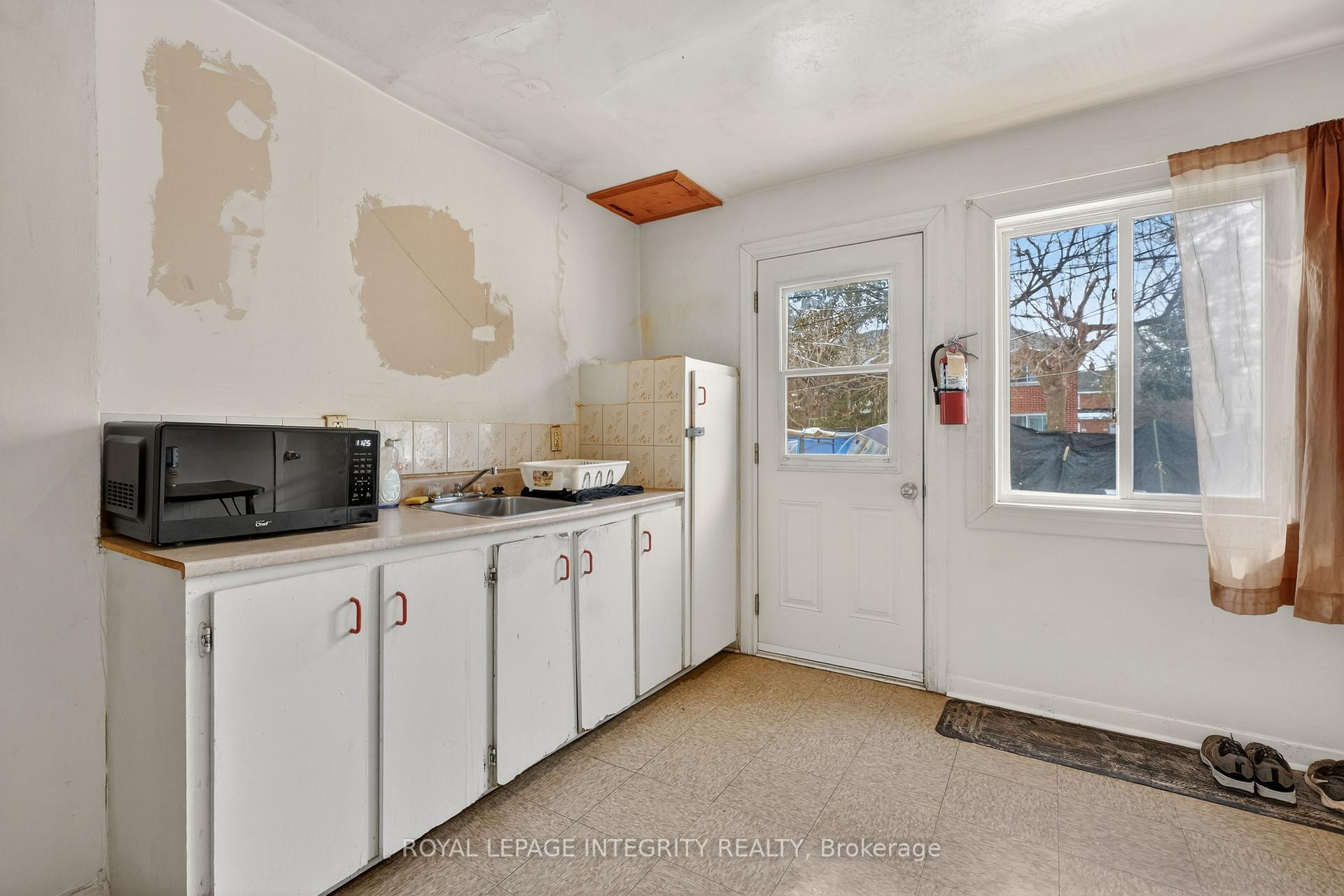 Photo 3 of 324 Queen Mary Street, Ottawa, Overbrook/Castle Heights — HOMEH