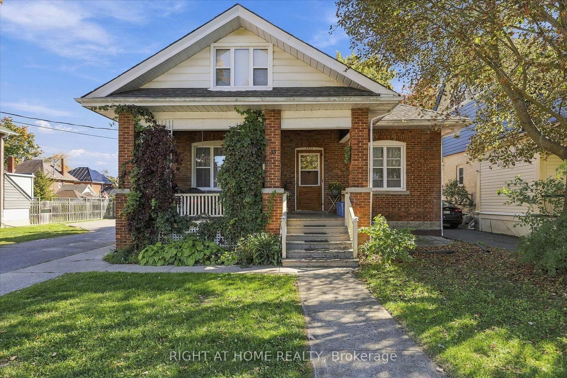 Photo 3 of 33 Melbourne Street W, Kawartha Lakes, Lindsay — HOMEH