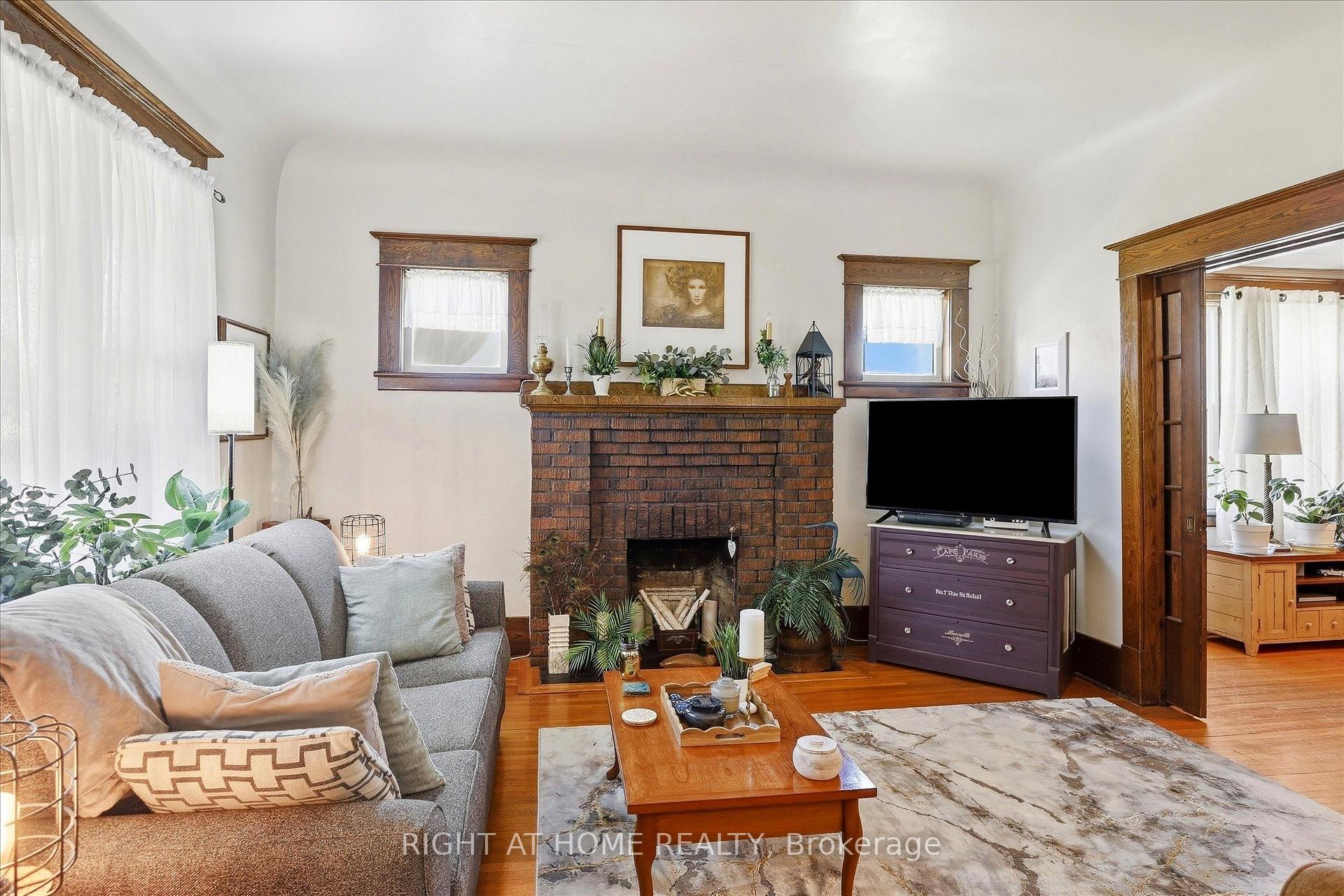 Photo 8 of 33 Melbourne Street W, Kawartha Lakes, Lindsay — HOMEH