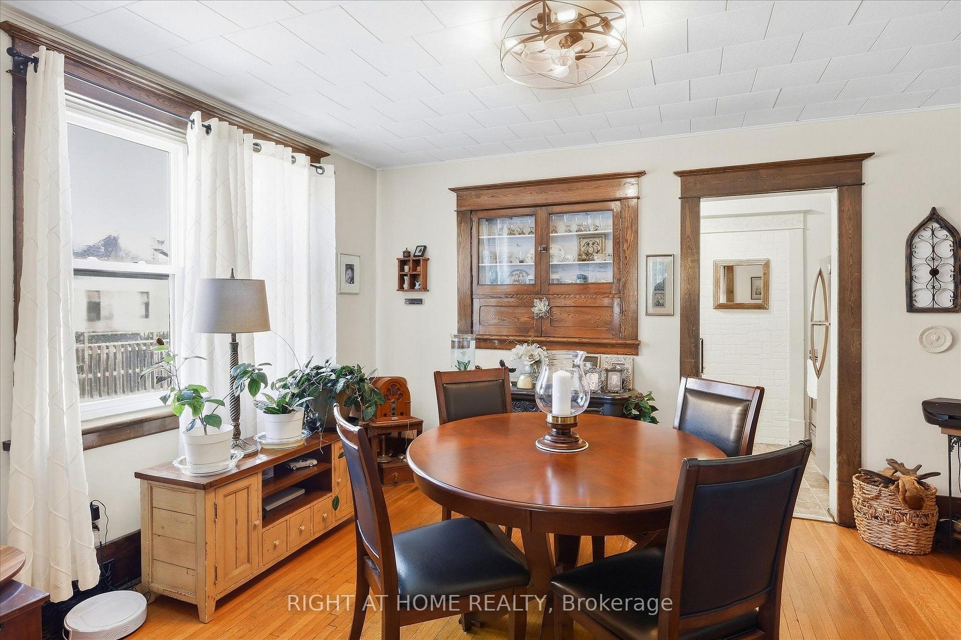 Photo 10 of 33 Melbourne Street W, Kawartha Lakes, Lindsay — HOMEH