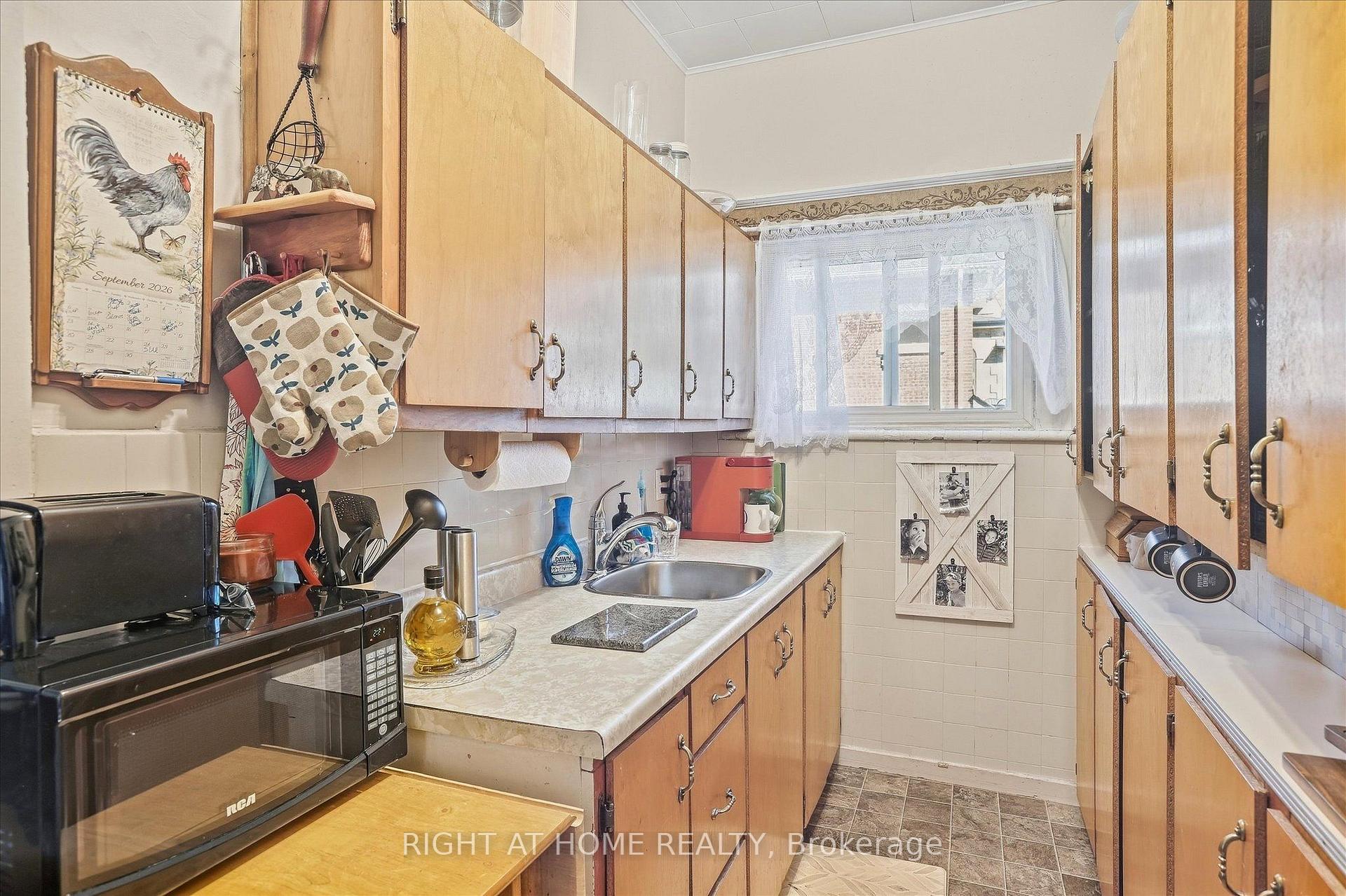 Photo 11 of 33 Melbourne Street W, Kawartha Lakes, Lindsay — HOMEH