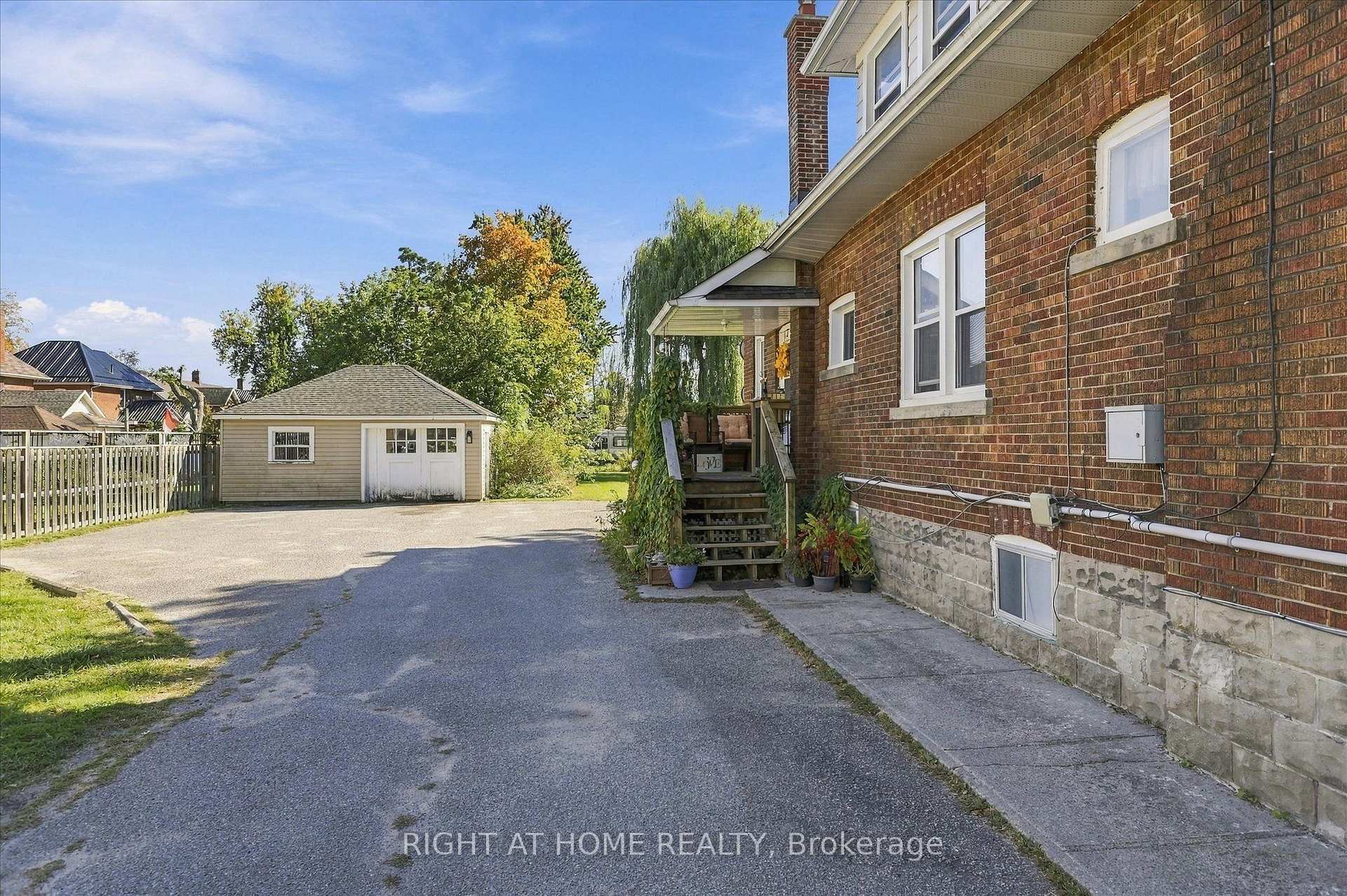 Photo 18 of 33 Melbourne Street W, Kawartha Lakes, Lindsay — HOMEH