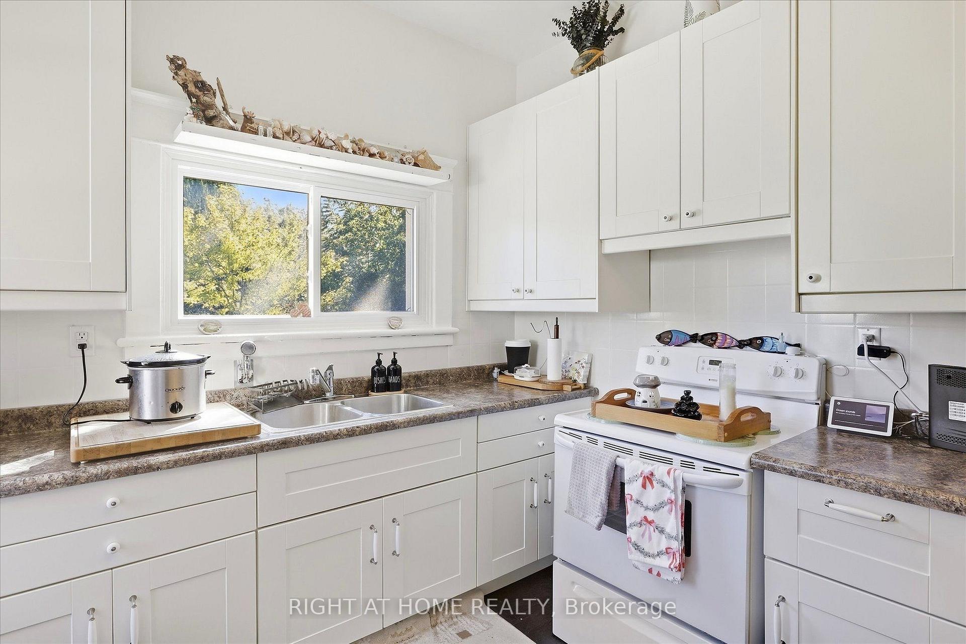 Photo 21 of 33 Melbourne Street W, Kawartha Lakes, Lindsay — HOMEH
