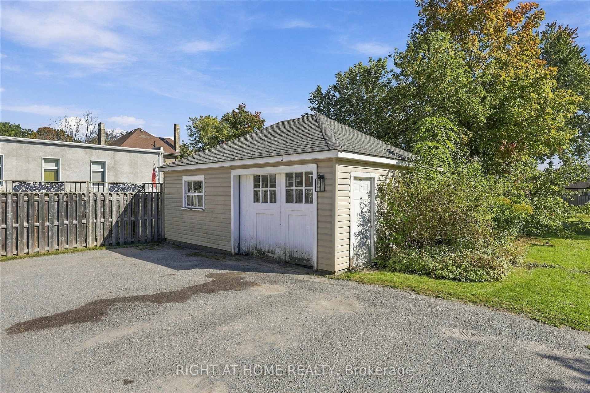 Photo 40 of 33 Melbourne Street W, Kawartha Lakes, Lindsay — HOMEH