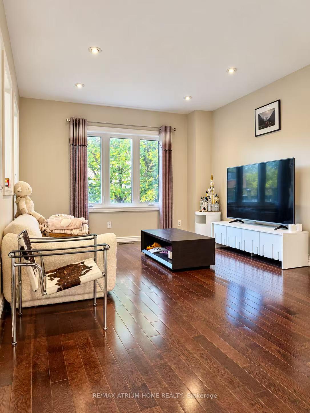 Photo 3 of 131 Redondo Drive, Vaughan, Beverley Glen — HOMEH