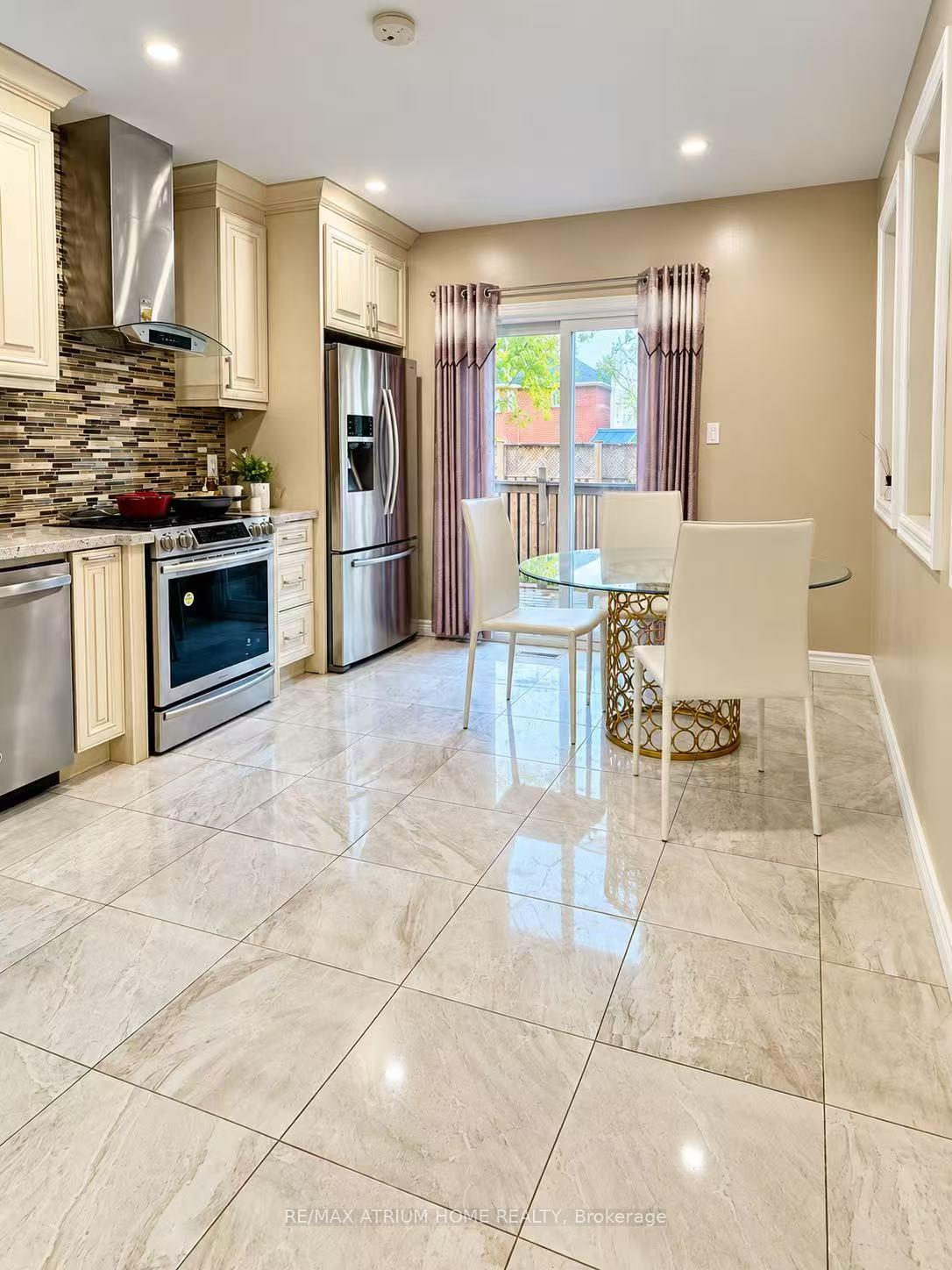 Photo 5 of 131 Redondo Drive, Vaughan, Beverley Glen — HOMEH