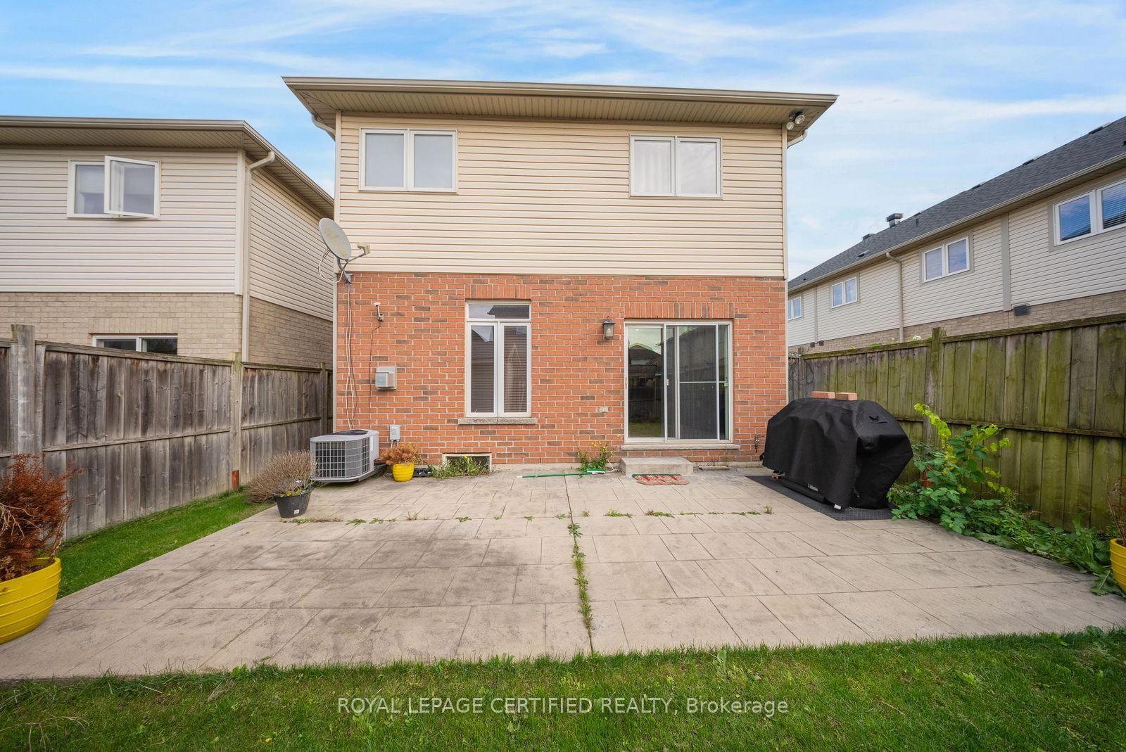 Photo 24 of 165 Palacebeach Trail, Hamilton, Lakeshore — HOMEH