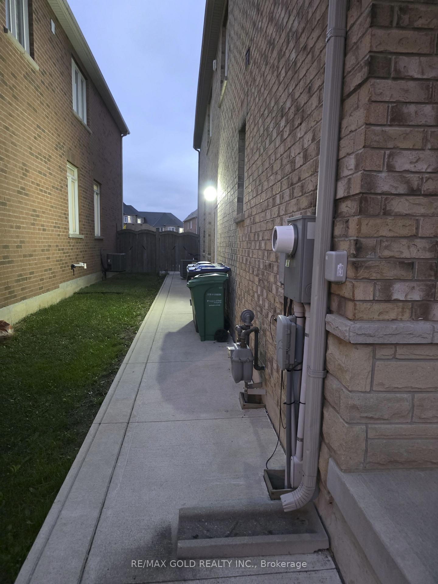 Photo 3 of Unit BASEMENT, 37 Lorenzo Circle, Brampton, Sandringham-Wellington — HOMEH