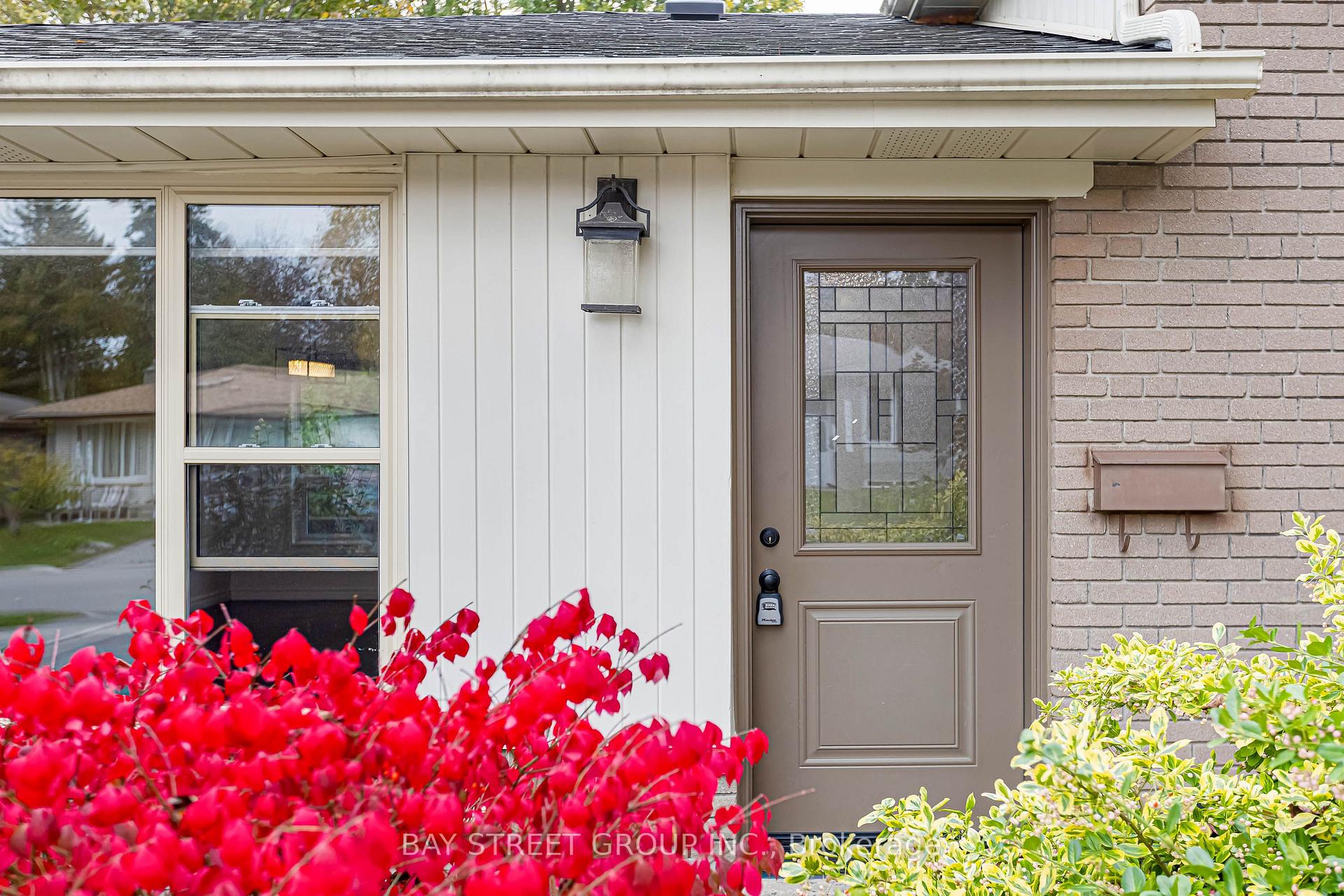 Photo 2 of 35 Kemano Road, Aurora, Aurora Heights — HOMEH