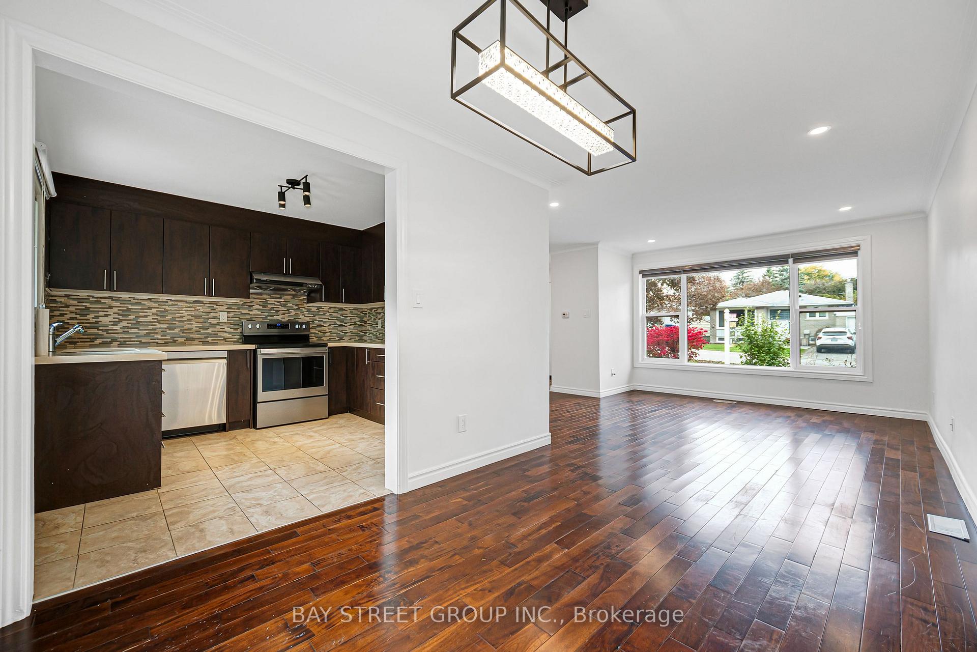 Photo 9 of 35 Kemano Road, Aurora, Aurora Heights — HOMEH