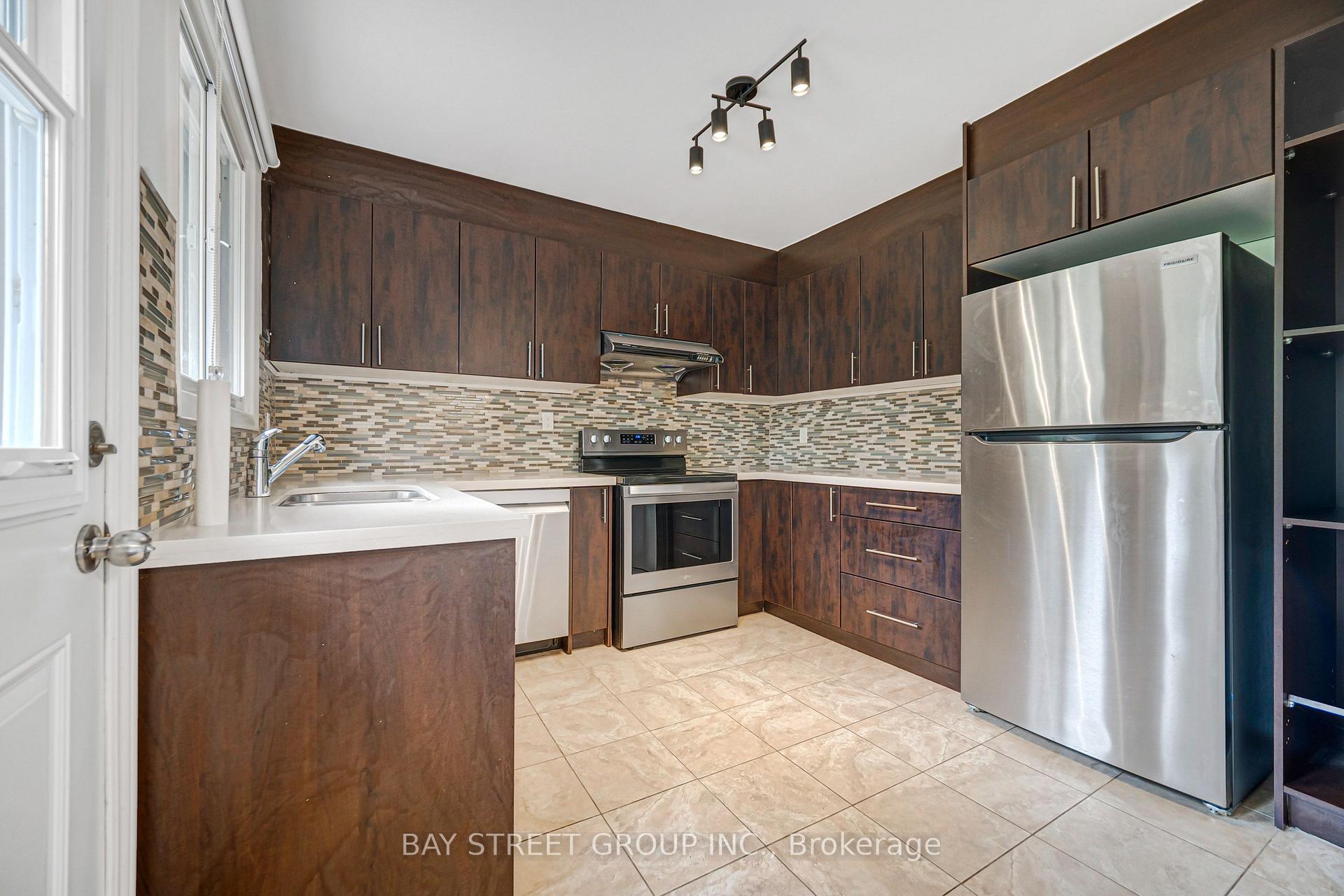 Photo 10 of 35 Kemano Road, Aurora, Aurora Heights — HOMEH