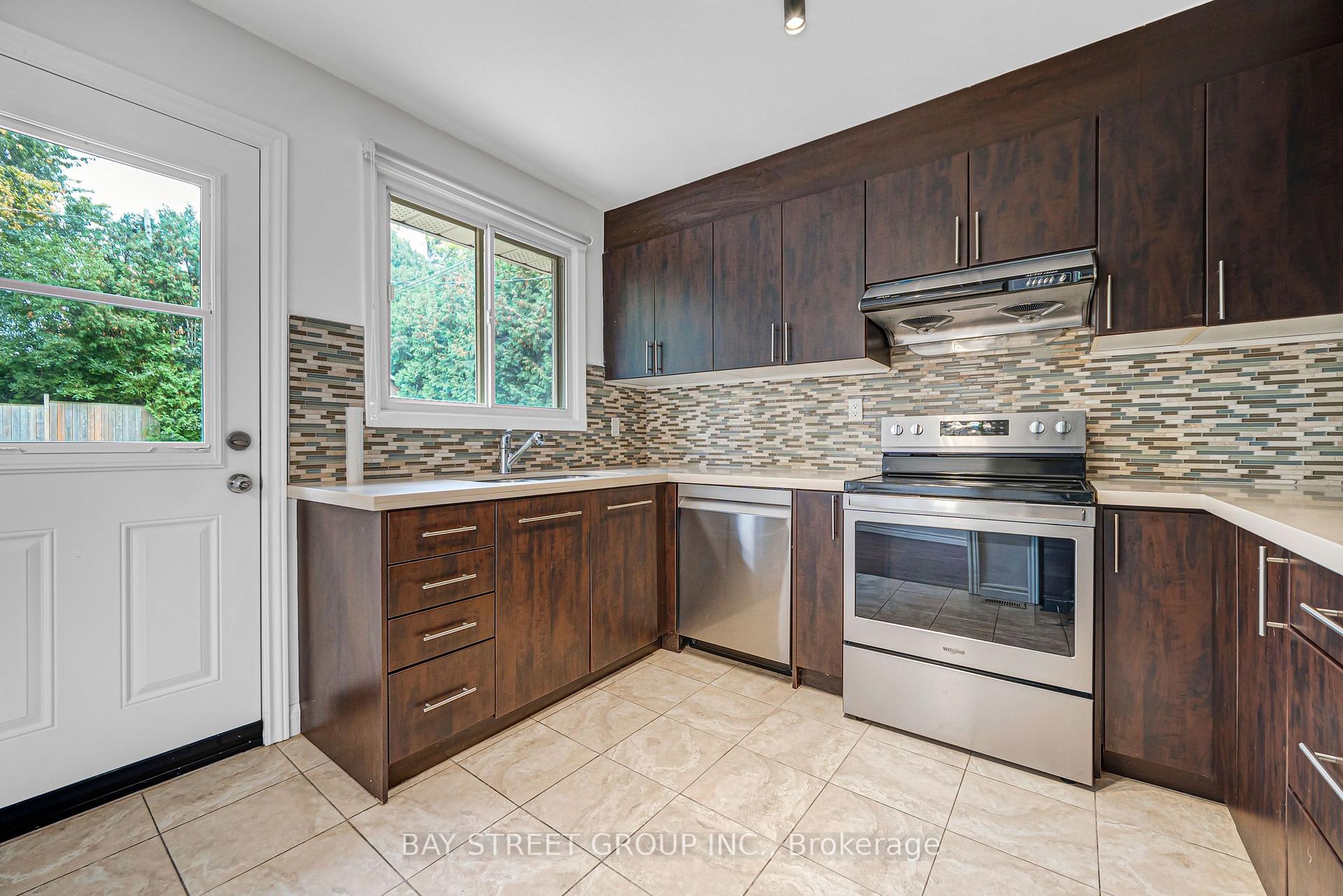 Photo 11 of 35 Kemano Road, Aurora, Aurora Heights — HOMEH